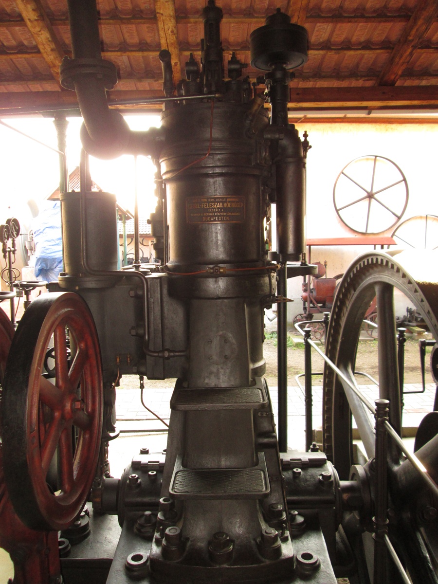 Diesel üzemű stabilmotorok (Hajdu Ráfis János Mezőgazdasági Gépmúzeum, Mezőkövesd CC BY-NC-SA)