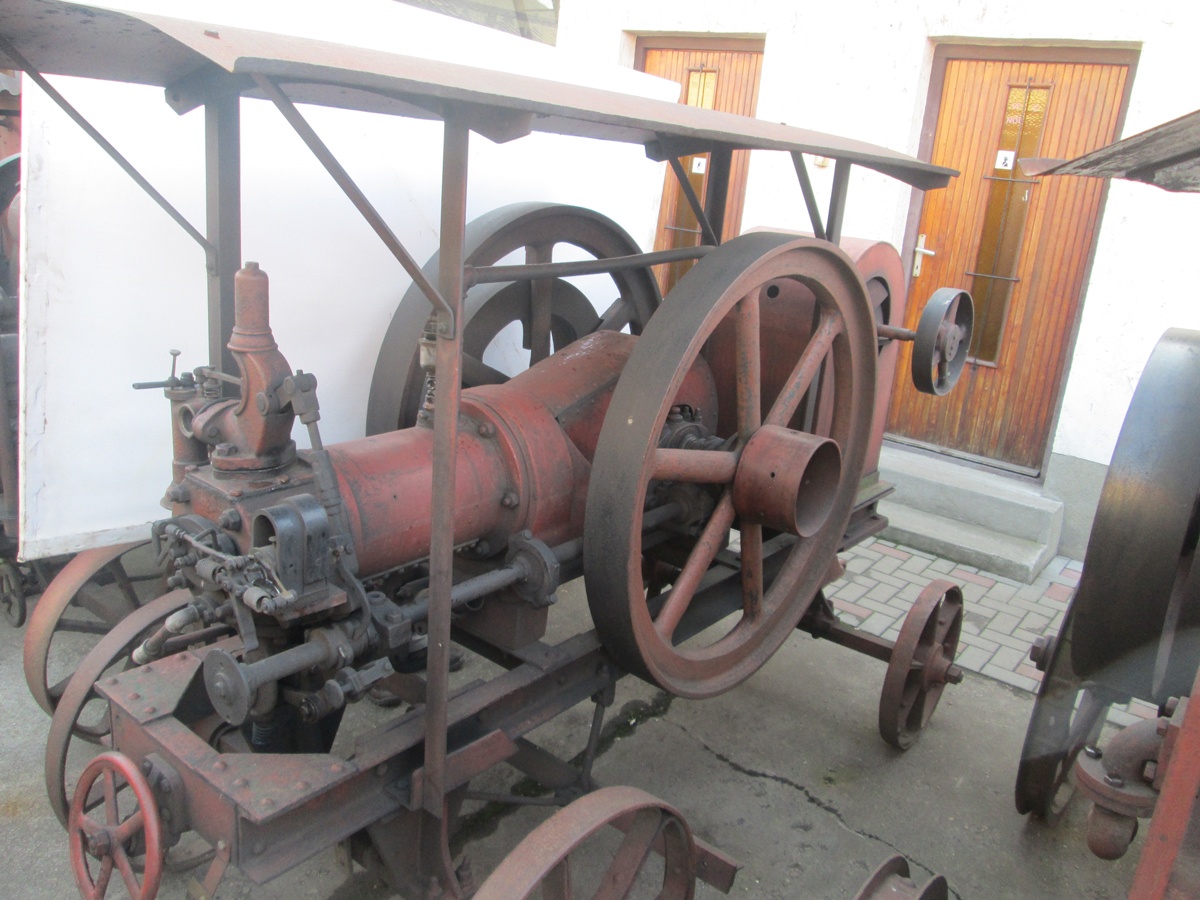 Fekvő egyhengeres motor. (Hajdu Ráfis János Mezőgazdasági Gépmúzeum, Mezőkövesd CC BY-NC-SA)