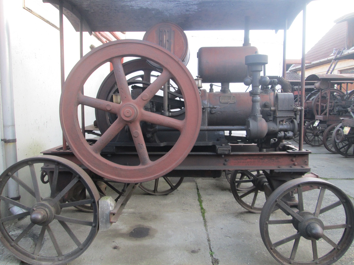 Ökör vontatású fekvő egyhengeres motor. (Hajdu Ráfis János Mezőgazdasági Gépmúzeum, Mezőkövesd CC BY-NC-SA)