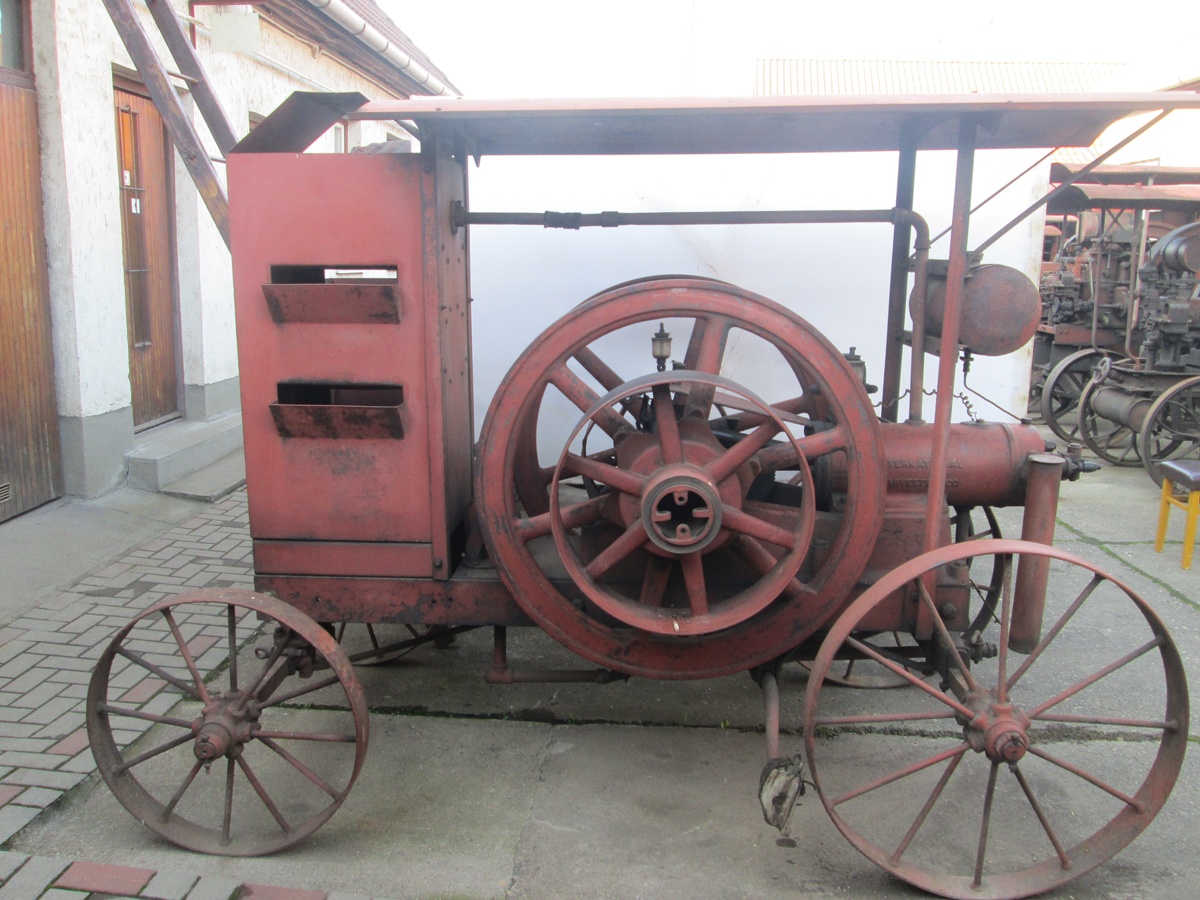 Benzin-petróleum üzemű lokomobilok (Hajdu Ráfis János Mezőgazdasági Gépmúzeum, Mezőkövesd CC BY-NC-SA)