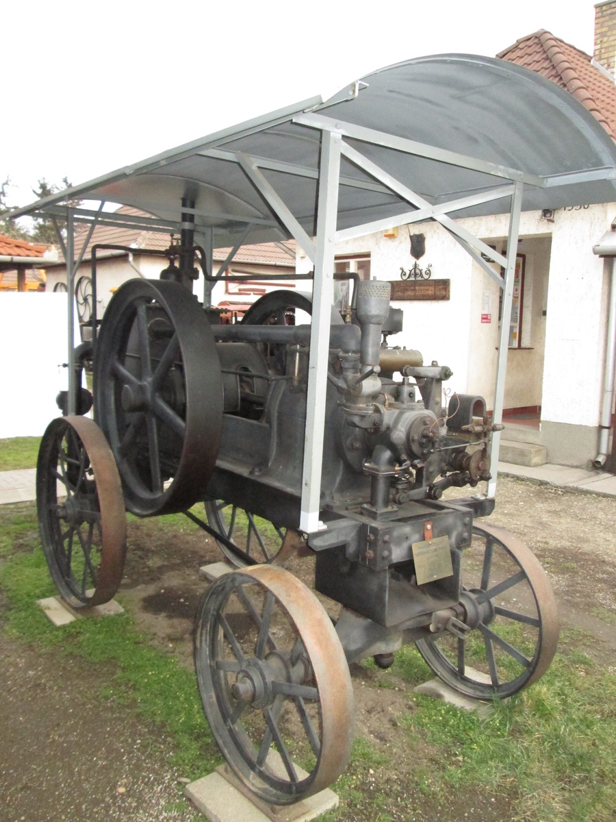 Szívógáz üzemű lokomobilok (Hajdu Ráfis János Mezőgazdasági Gépmúzeum, Mezőkövesd CC BY-NC-SA)