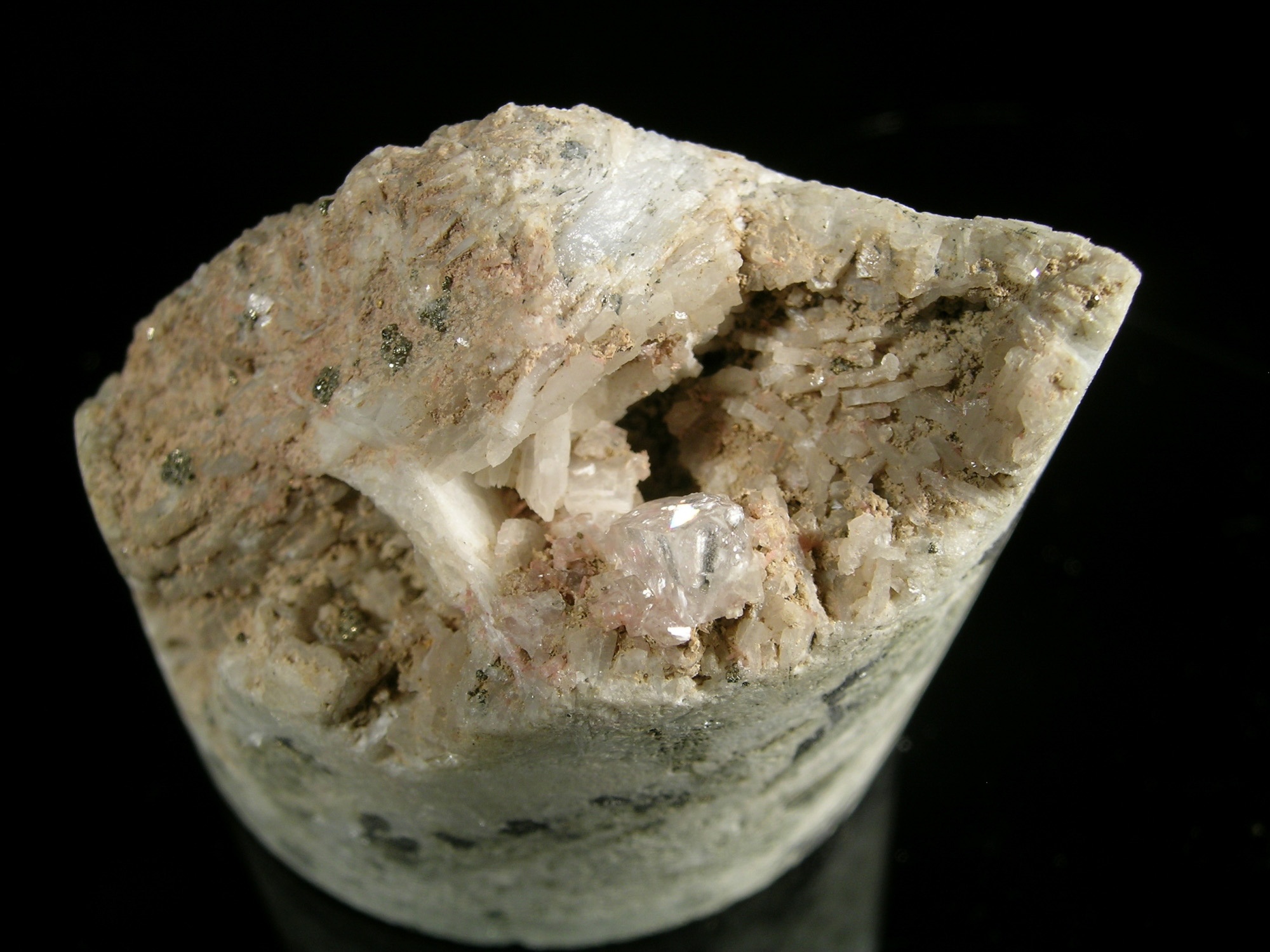 Klinozoisit, anhidrit, kalcit (Herman Ottó Múzeum, Miskolc CC BY-NC-SA)