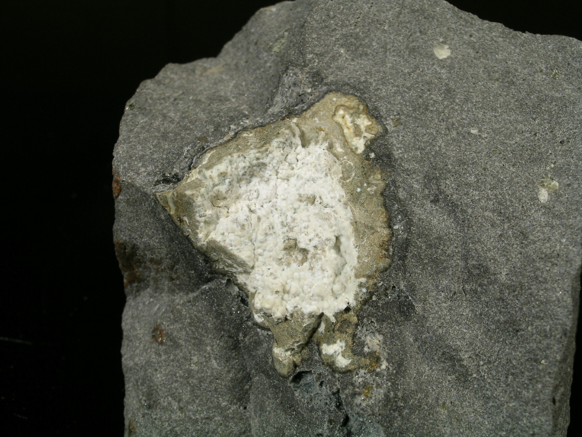 Plombiérit, gehlenit, alumohidrokalcit, nátrolit (Herman Ottó Múzeum, Miskolc CC BY-NC-SA)