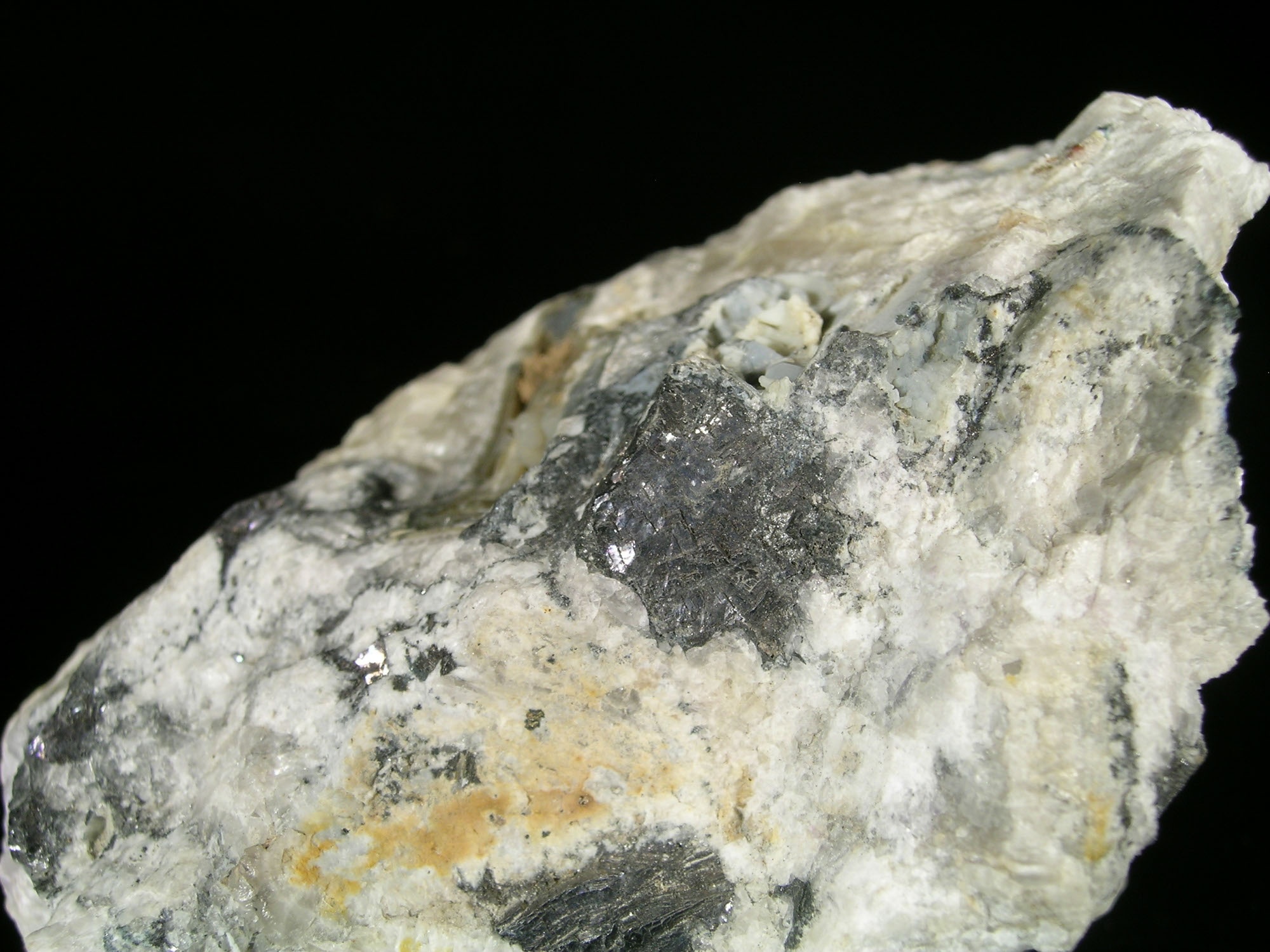 Fluorit, galenit, cerusszit (Herman Ottó Múzeum, Miskolc CC BY-NC-SA)