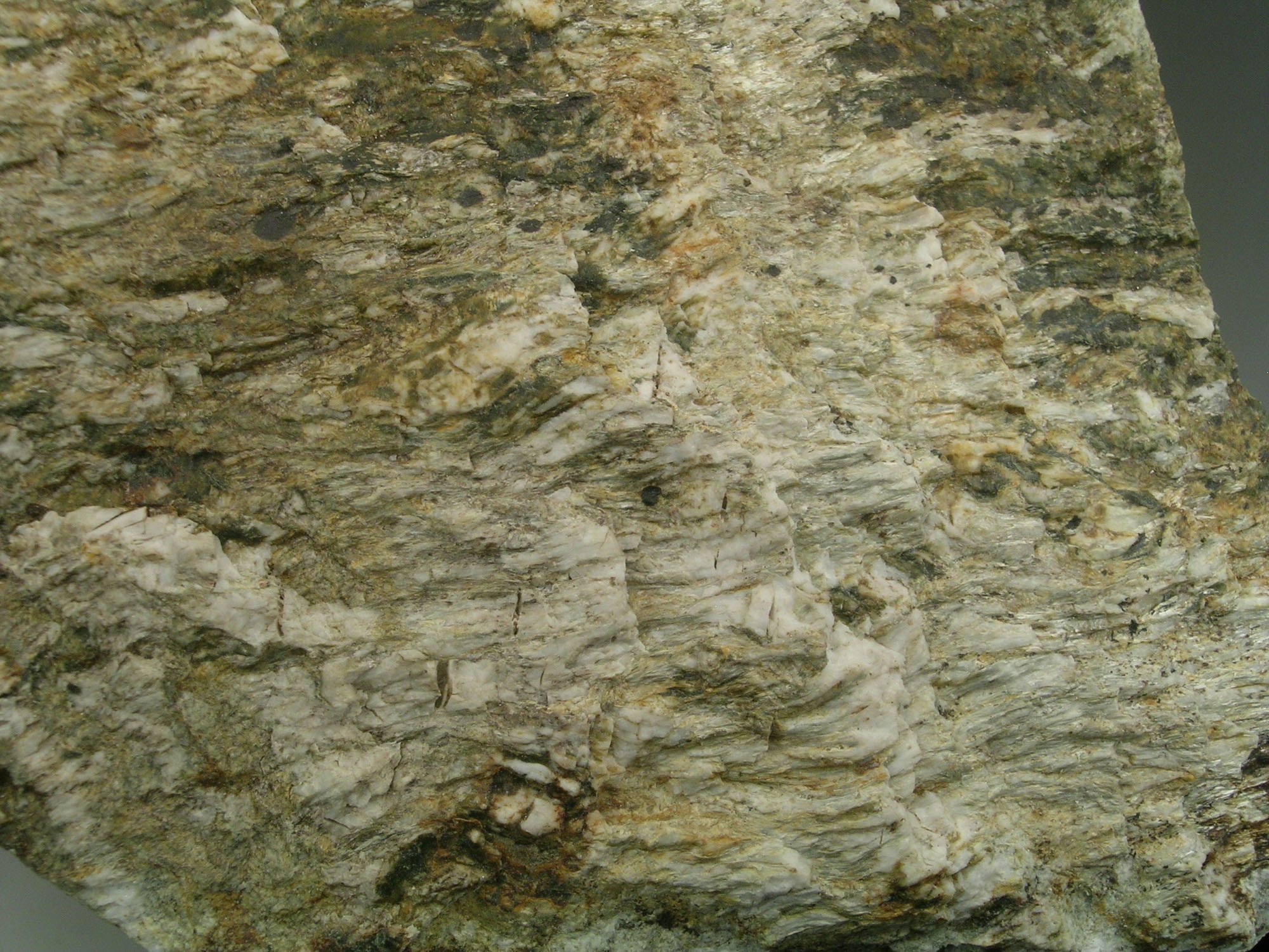 Tremolit, albit (Herman Ottó Múzeum, Miskolc CC BY-NC-SA)