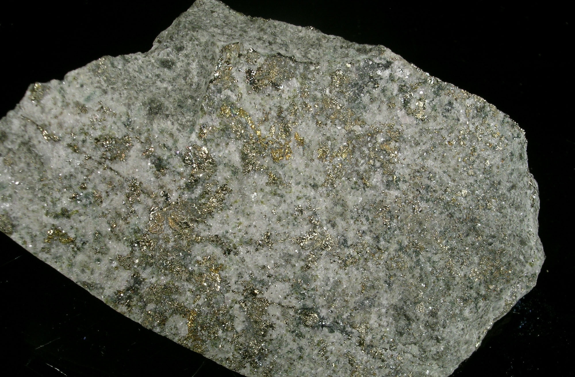 Hematit, pirit, anhidrit (Herman Ottó Múzeum, Miskolc CC BY-NC-SA)