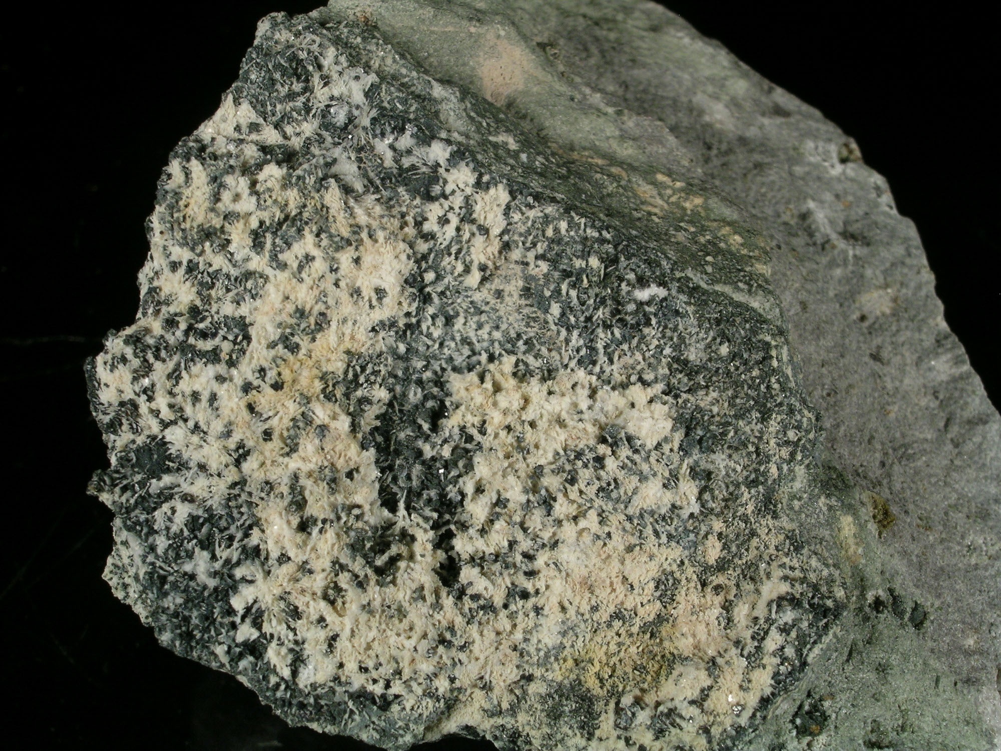 Tridimit, andradit, augit (Herman Ottó Múzeum, Miskolc CC BY-NC-SA)