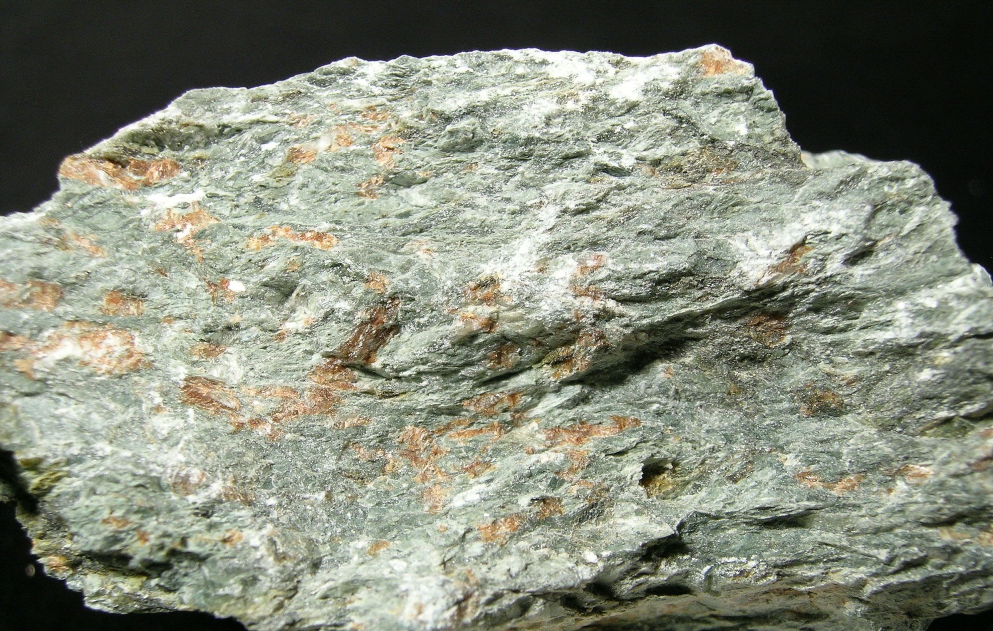 Magnezit, antigorit (Herman Ottó Múzeum, Miskolc CC BY-NC-SA)