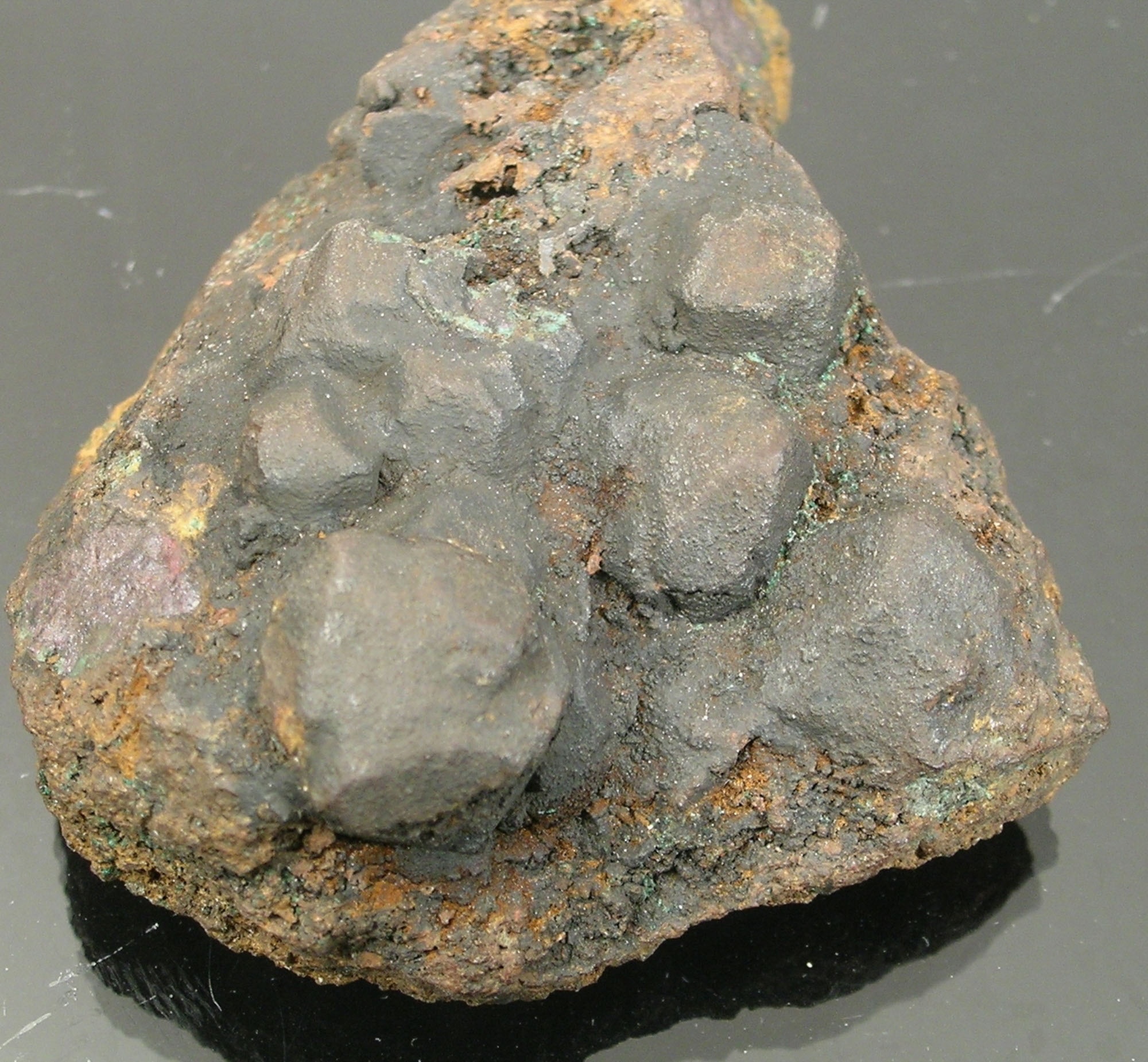 Kuprit, mn-oxid (Herman Ottó Múzeum, Miskolc CC BY-NC-SA)