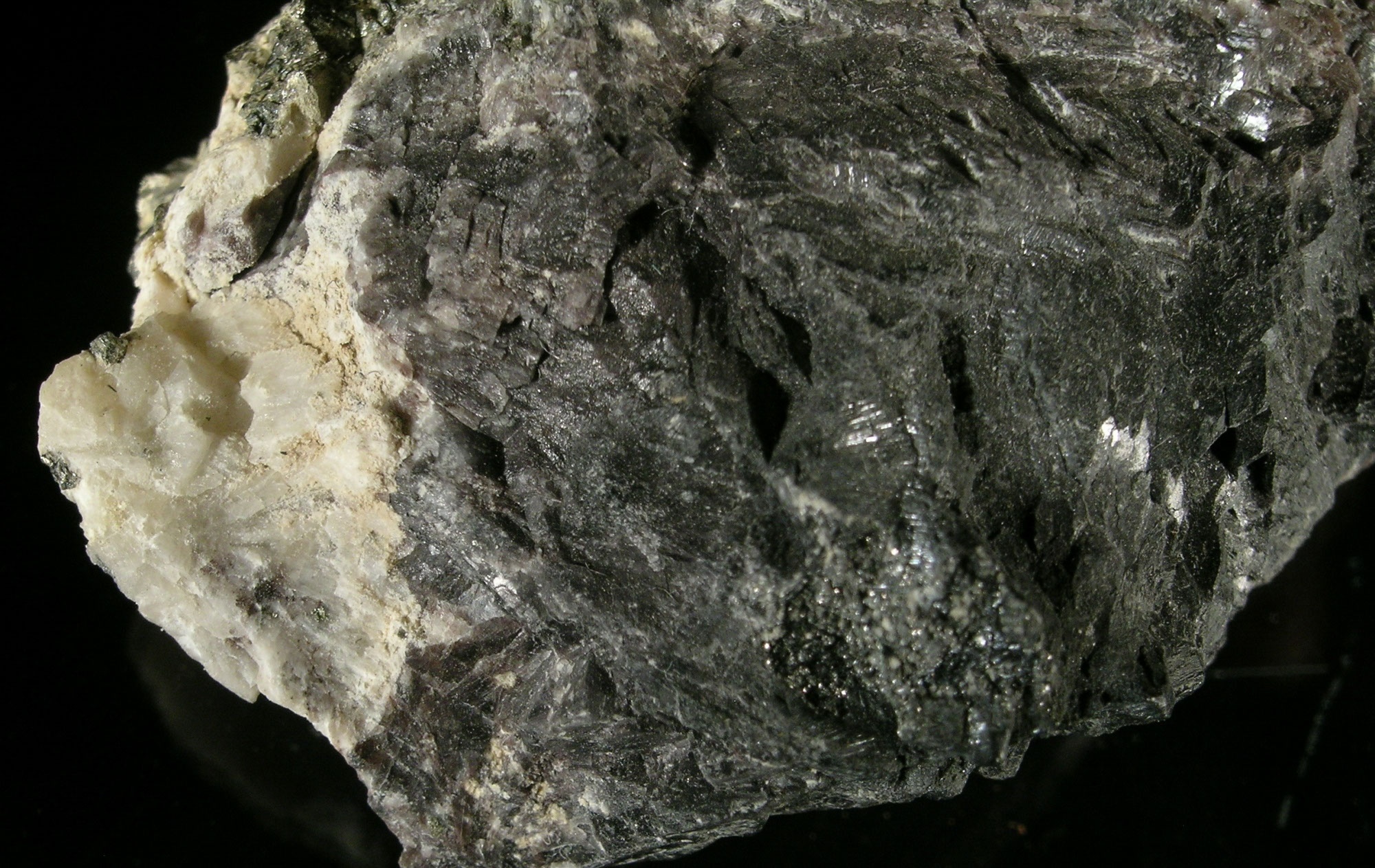 Antimonit, kalcit (Herman Ottó Múzeum, Miskolc CC BY-NC-SA)