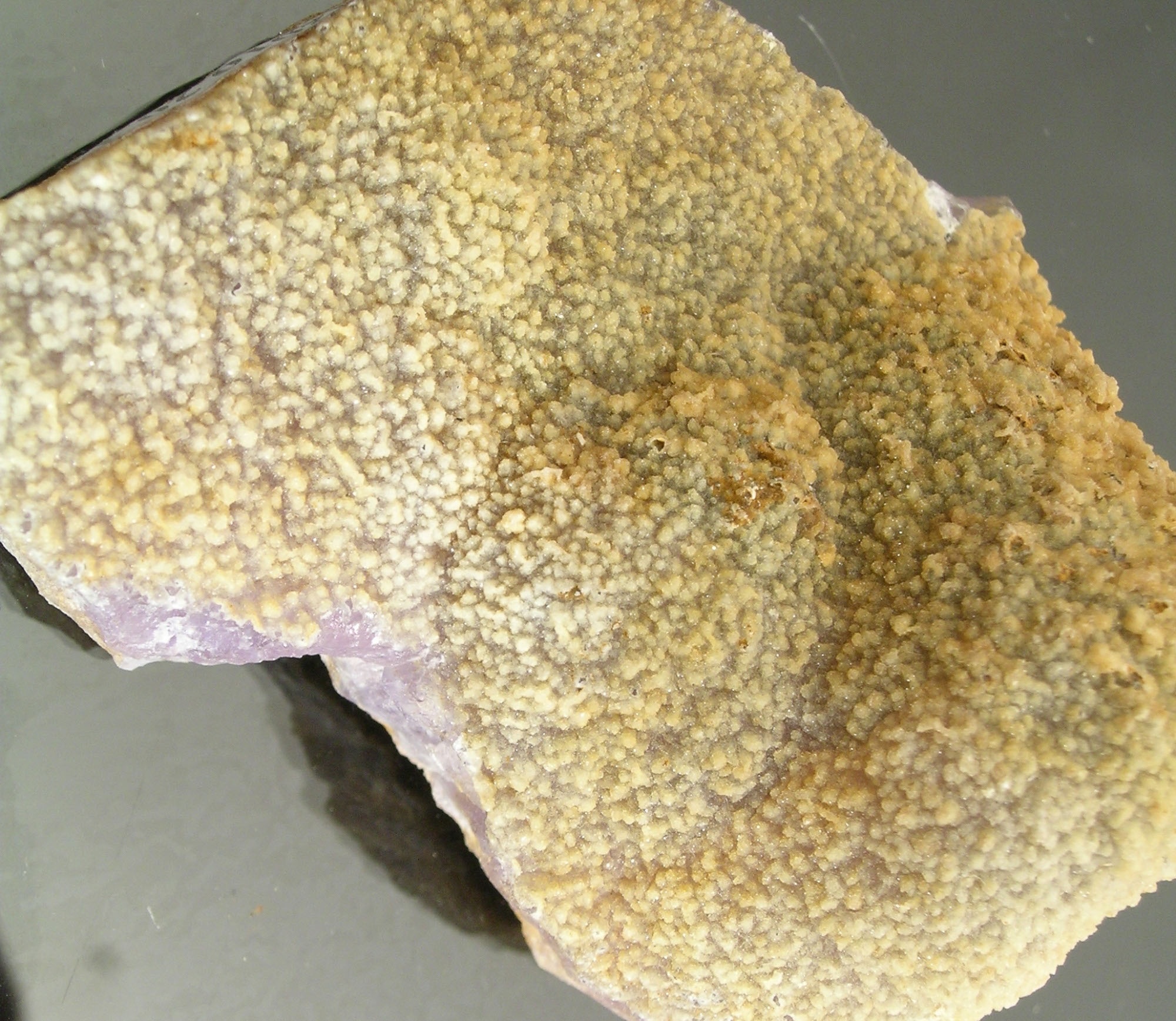Klinoptilolit, kvarc (ametiszt) (Herman Ottó Múzeum, Miskolc CC BY-NC-SA)