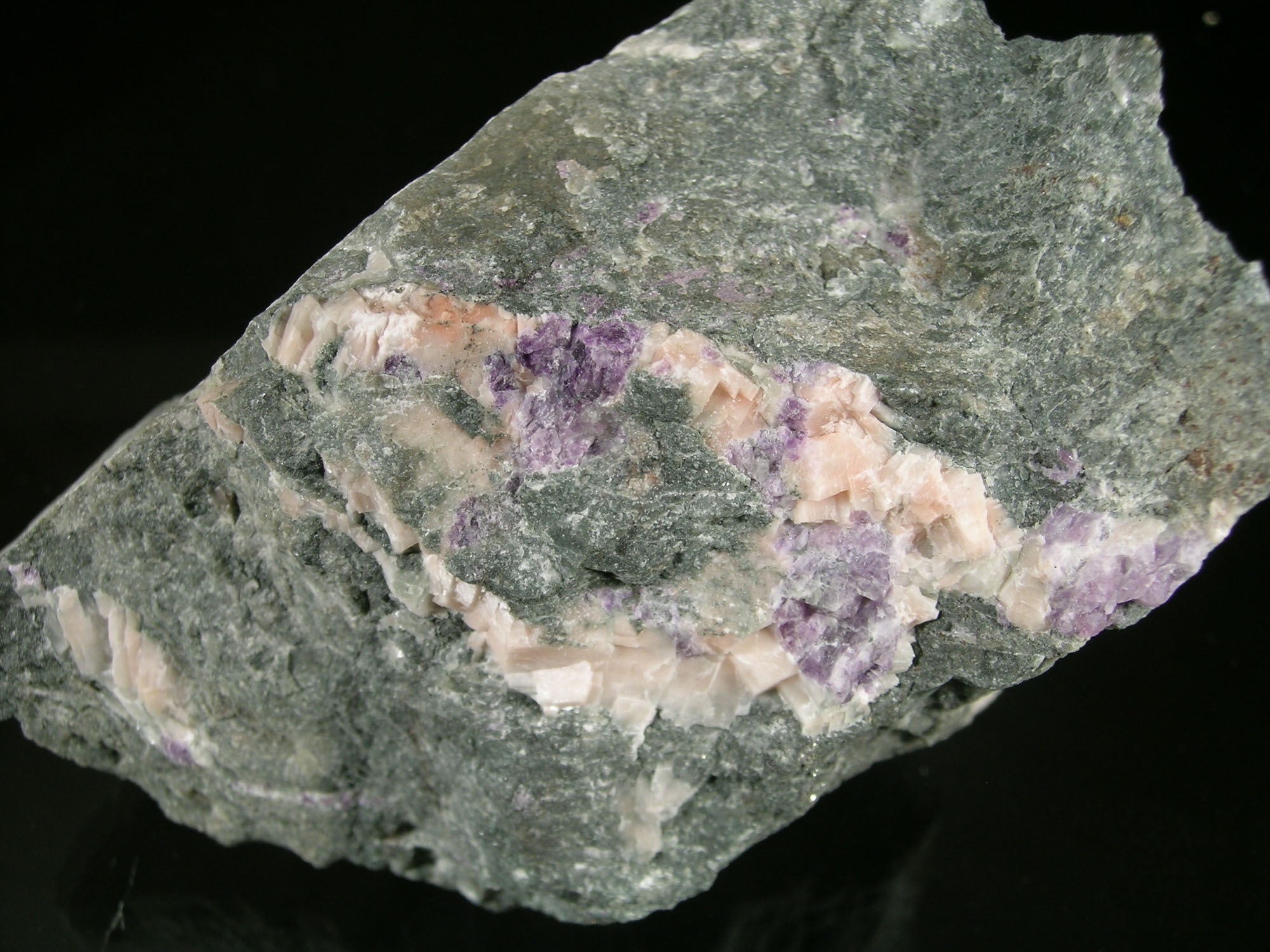 Fluorit, kalcit (Herman Ottó Múzeum, Miskolc CC BY-NC-SA)