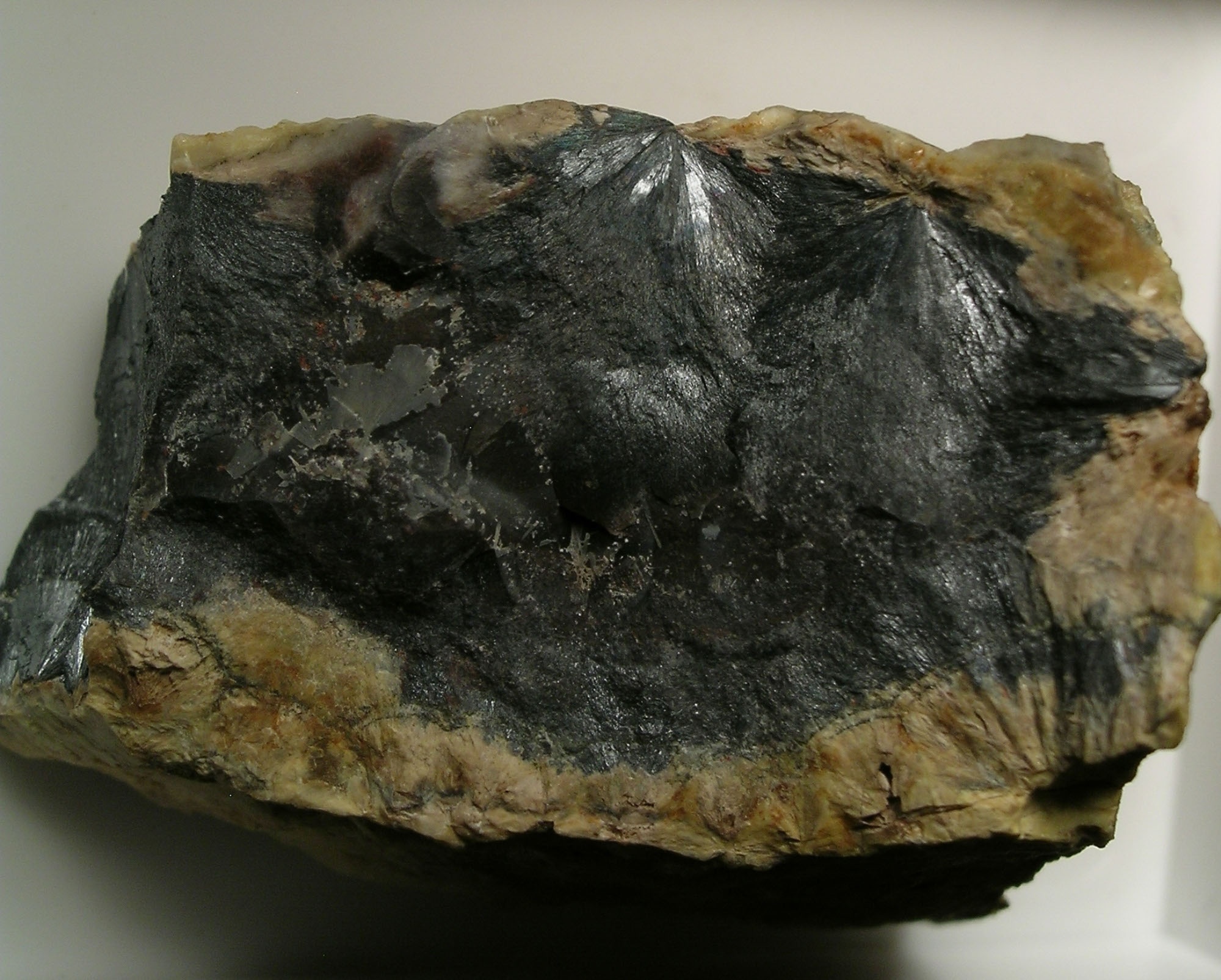 Sénarmontit, antimonit (Herman Ottó Múzeum, Miskolc CC BY-NC-SA)