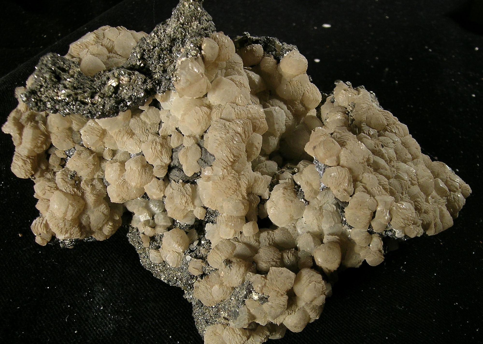 Kalcit, pirit, szfalerit (Herman Ottó Múzeum, Miskolc CC BY-NC-SA)
