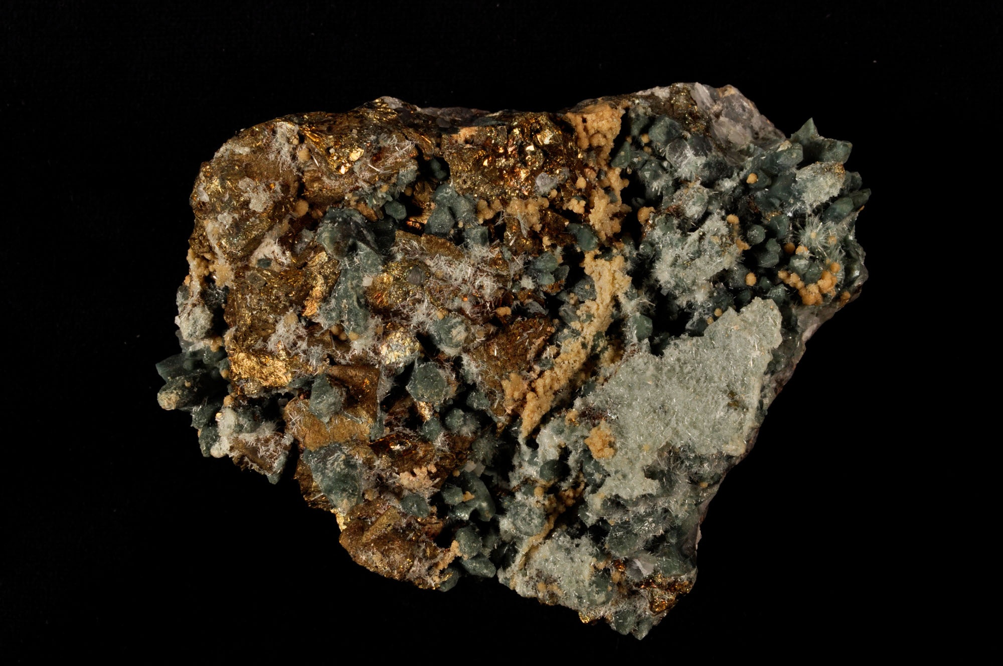 Kalkopirit, kvarc (Herman Ottó Múzeum, Miskolc CC BY-NC-SA)