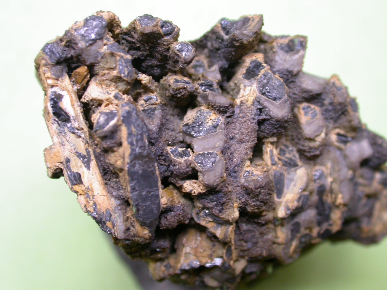 Antimonit, sztibikonit (Herman Ottó Múzeum, Miskolc CC BY-NC-SA)