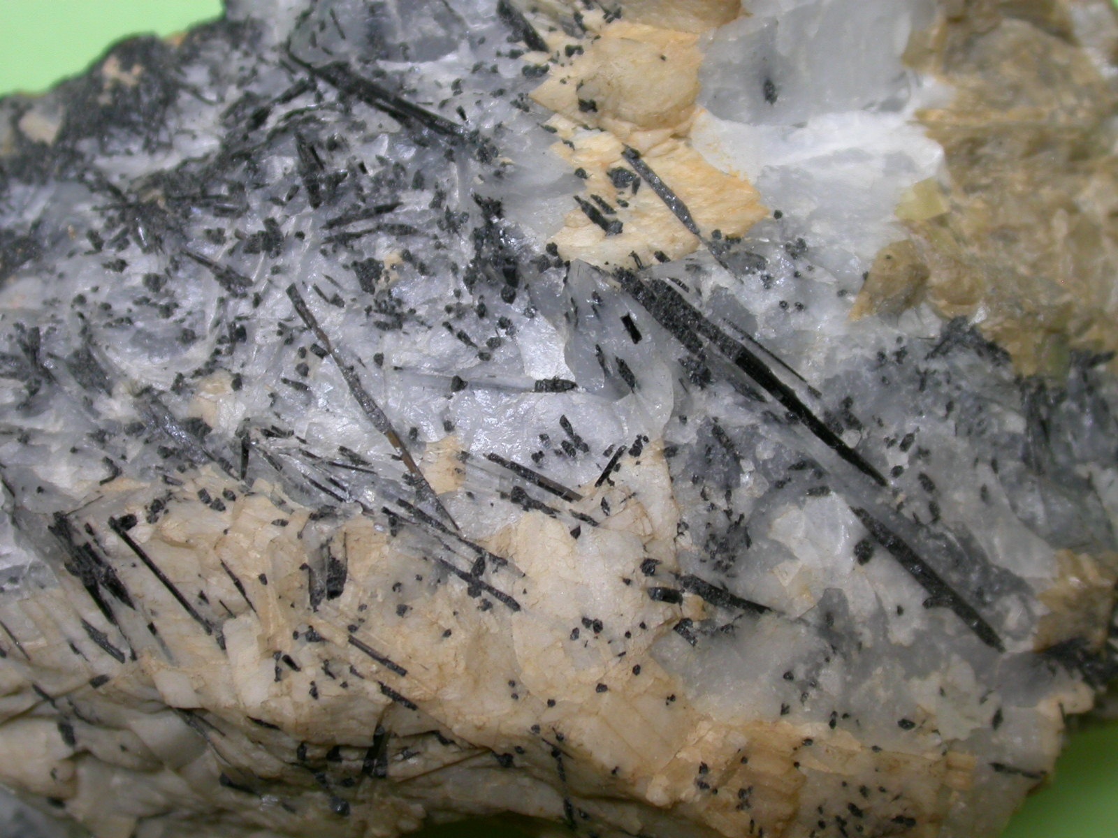 Turmalin, sziderit, kvarc (Herman Ottó Múzeum, Miskolc CC BY-NC-SA)