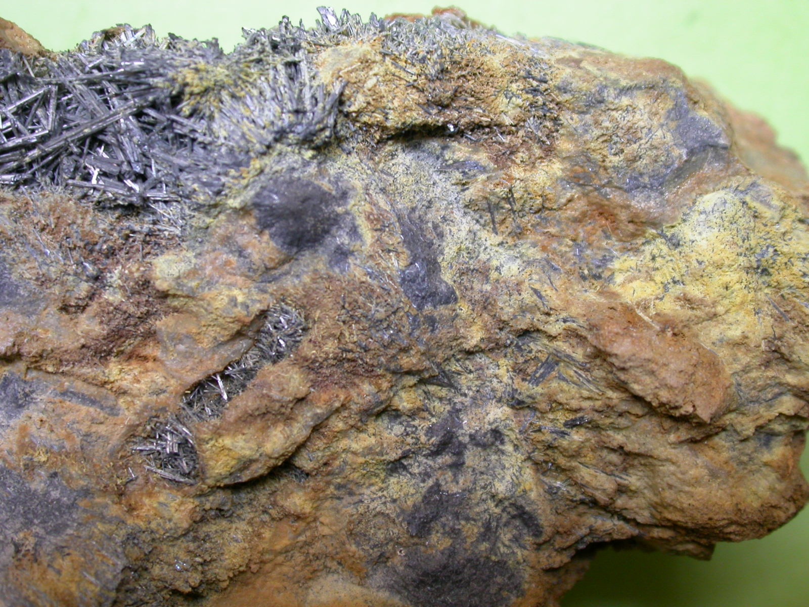 Antimonit, jarosit (Herman Ottó Múzeum, Miskolc CC BY-NC-SA)