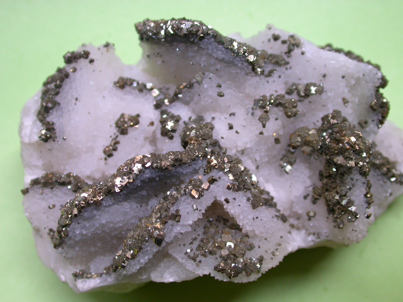 Pirit, kvarc (Herman Ottó Múzeum, Miskolc CC BY-NC-SA)