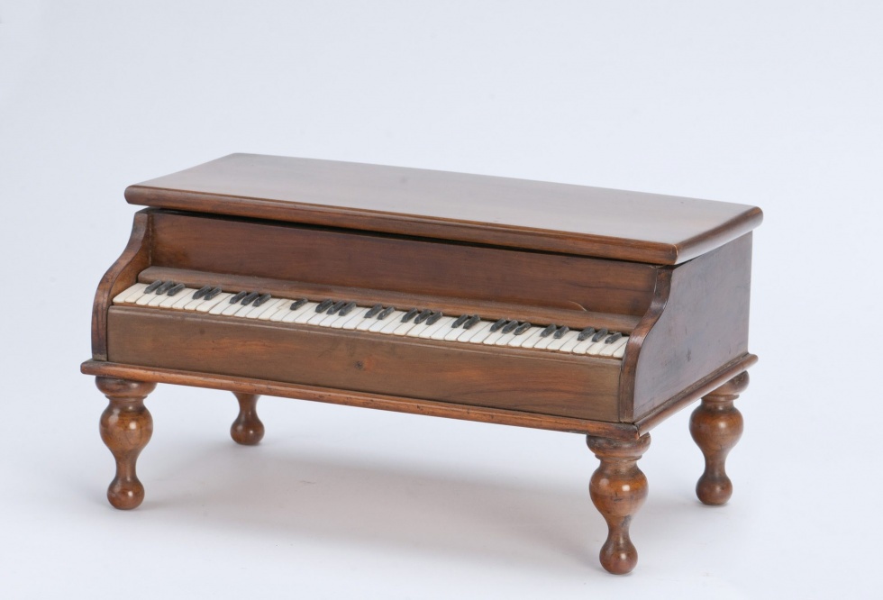 Zongora (Városi Képtár-Hetedhét Játékmúzeum CC BY-NC-SA)