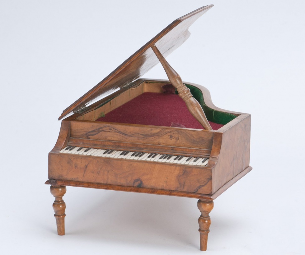 Zongora (Városi Képtár-Hetedhét Játékmúzeum CC BY-NC-SA)