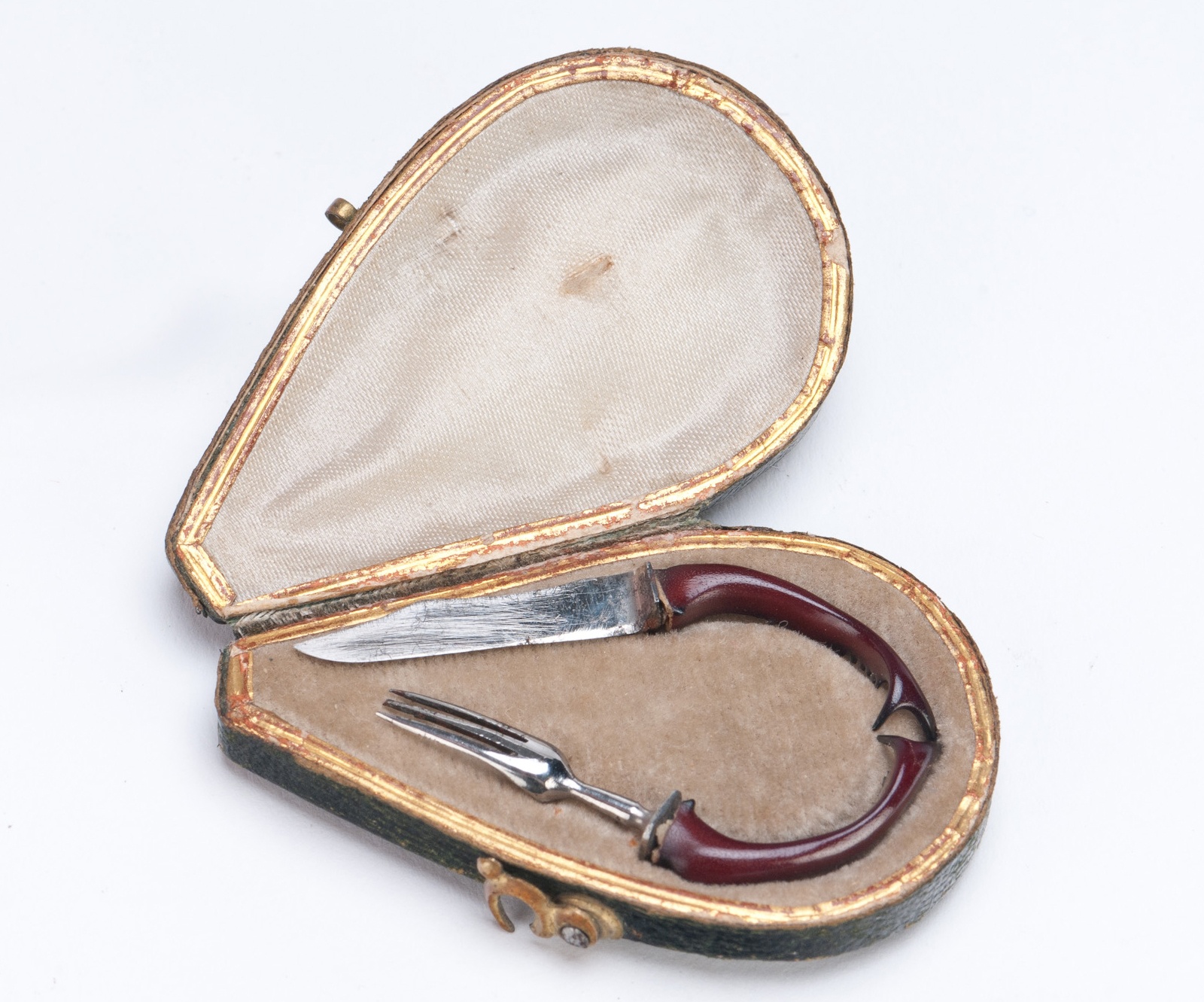 Kés és villa bőr tokban (Városi Képtár -Hetedhét Játékmúzeum, Székesfehérvár CC BY-NC-SA)