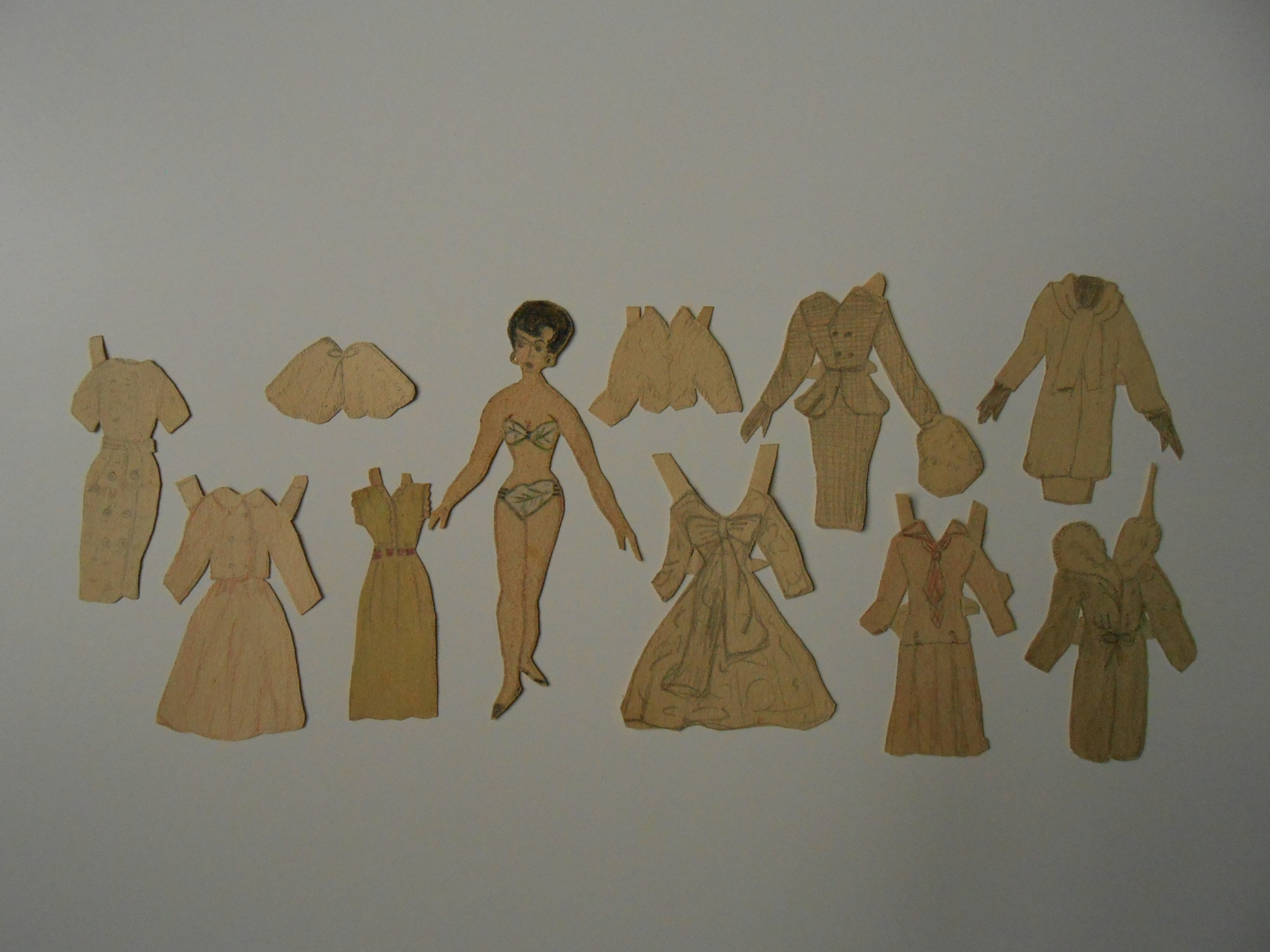 Papír öltöztetőbaba (Városi Képtár -Hetedhét Játékmúzeum, Székesfehérvár CC BY-NC-SA)