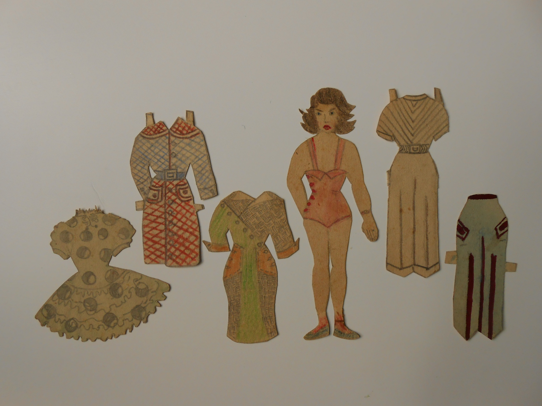 Papír öltöztetőbaba ruhával (Városi Képtár -Hetedhét Játékmúzeum, Székesfehérvár CC BY-NC-SA)