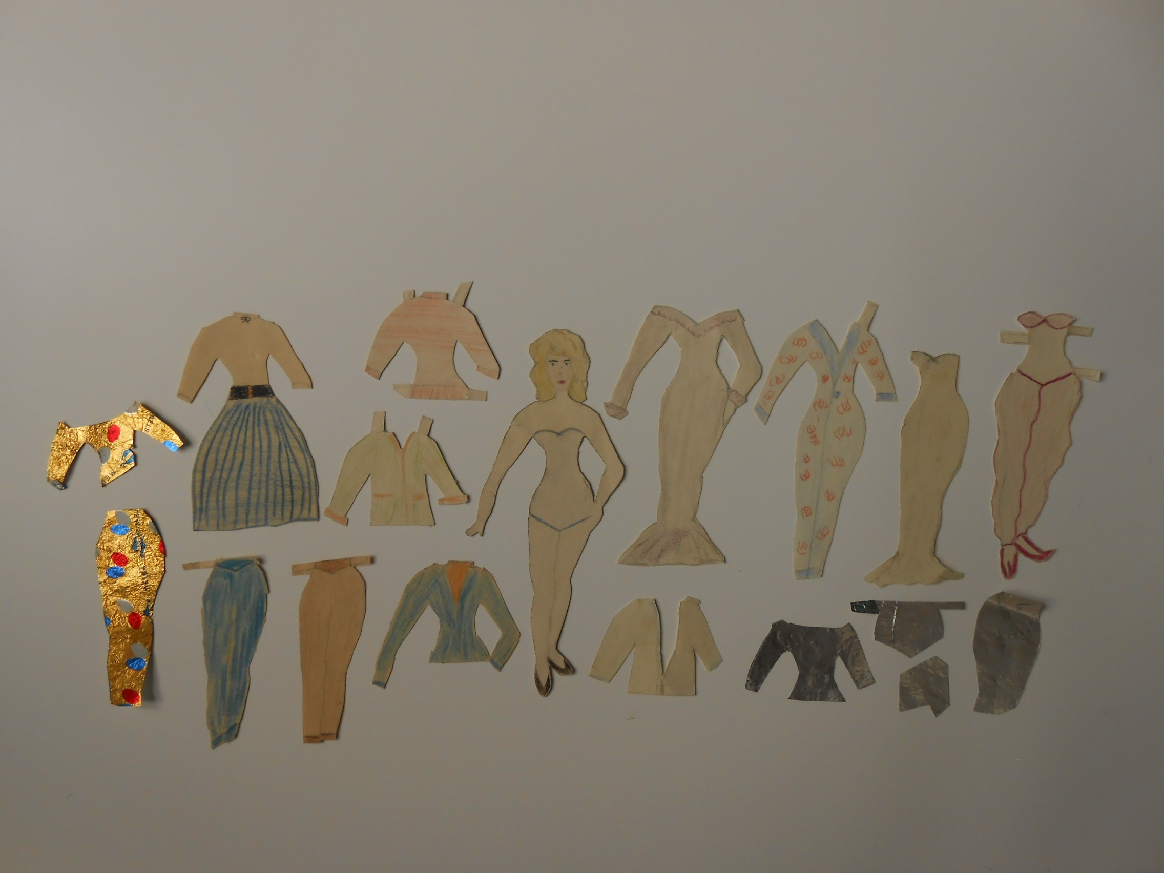 Papír öltöztetőbaba ruhával (Városi Képtár -Hetedhét Játékmúzeum, Székesfehérvár CC BY-NC-SA)