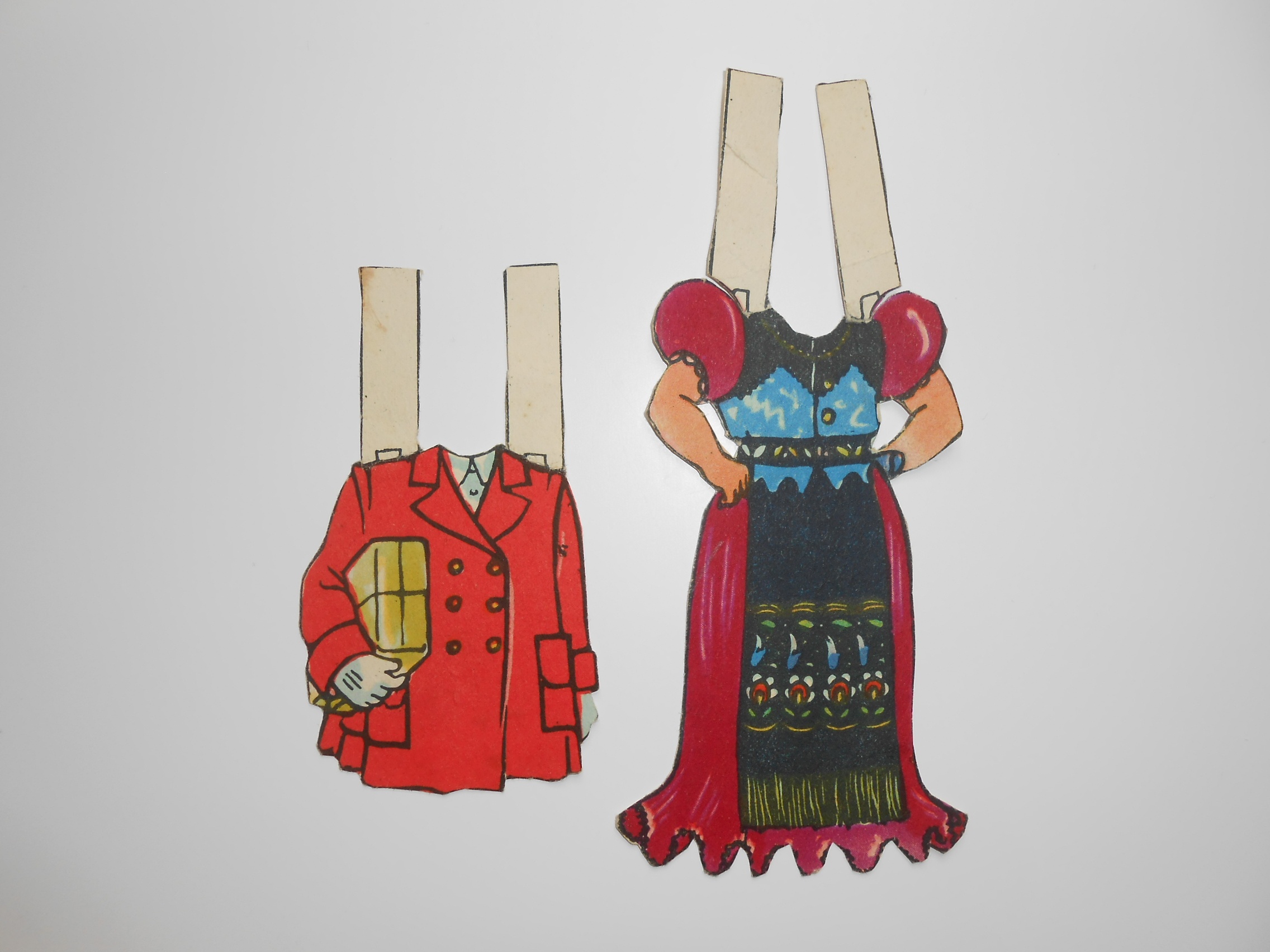 Papír ruha öltöztetőbabához (Városi Képtár -Hetedhét Játékmúzeum, Székesfehérvár CC BY-NC-SA)