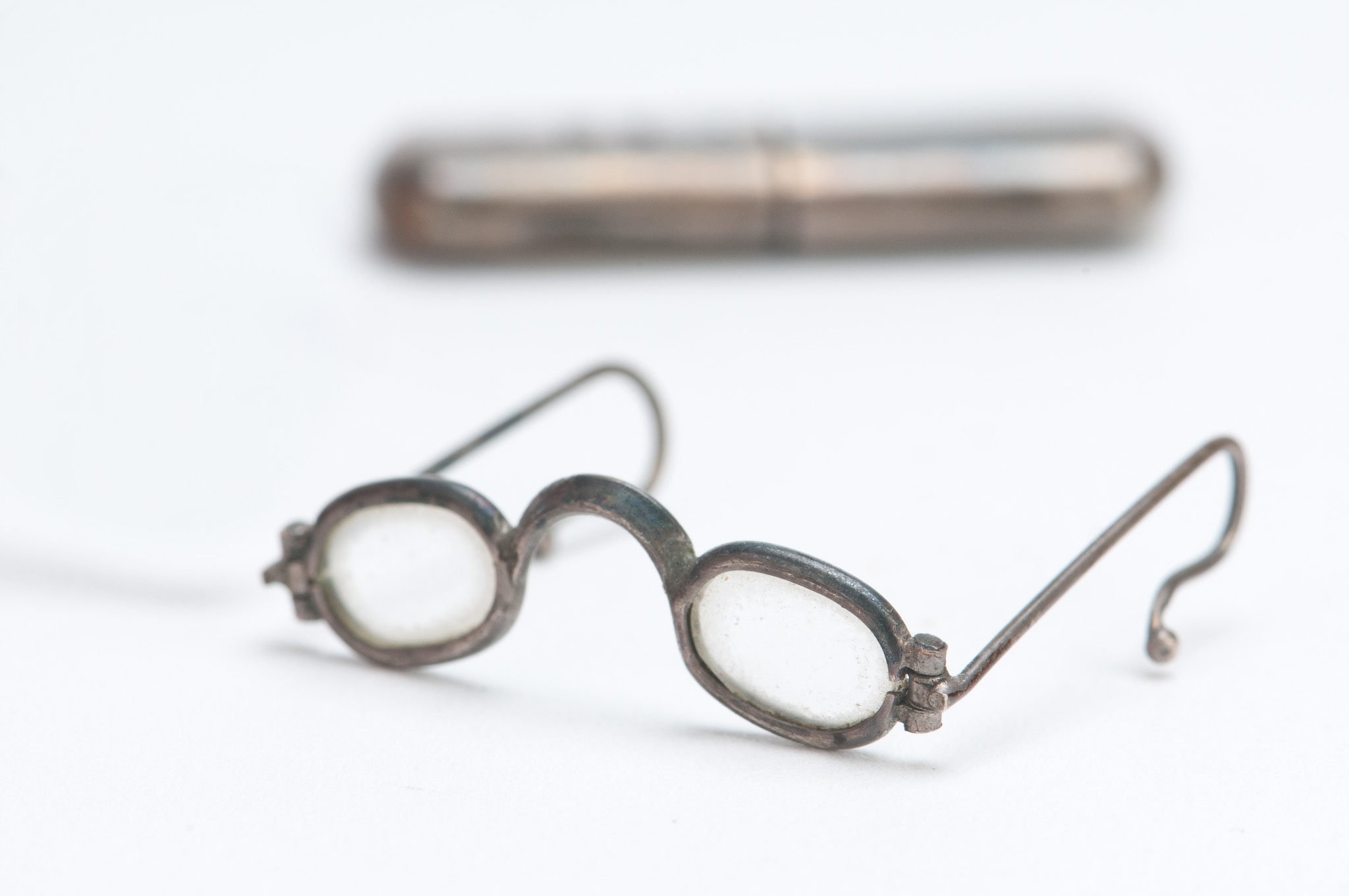 Szemüveg és tokja (Városi Képtár -Hetedhét Játékmúzeum, Székesfehérvár CC BY-NC-SA)