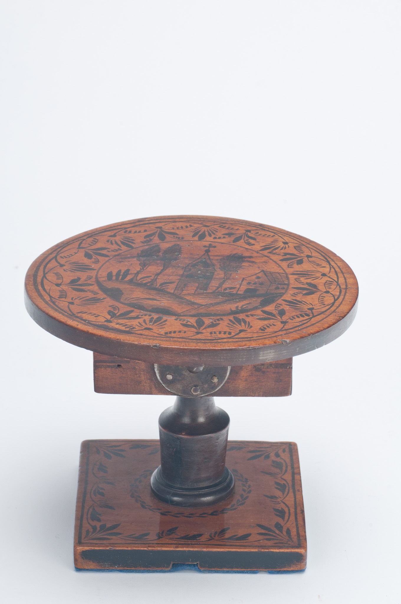 Asztal (Városi Képtár -Hetedhét Játékmúzeum, Székesfehérvár CC BY-NC-SA)