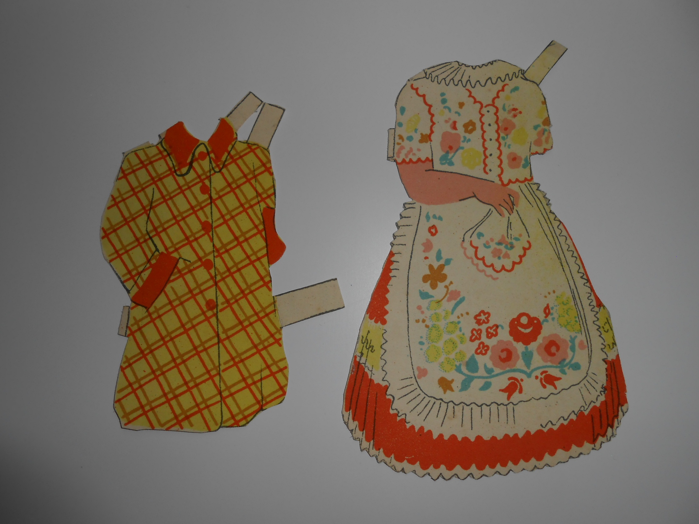 Papír ruha öltöztetőbabához (Városi Képtár - Hetedhét Játékmúzeum, Székesfehérvár CC BY-NC-SA)
