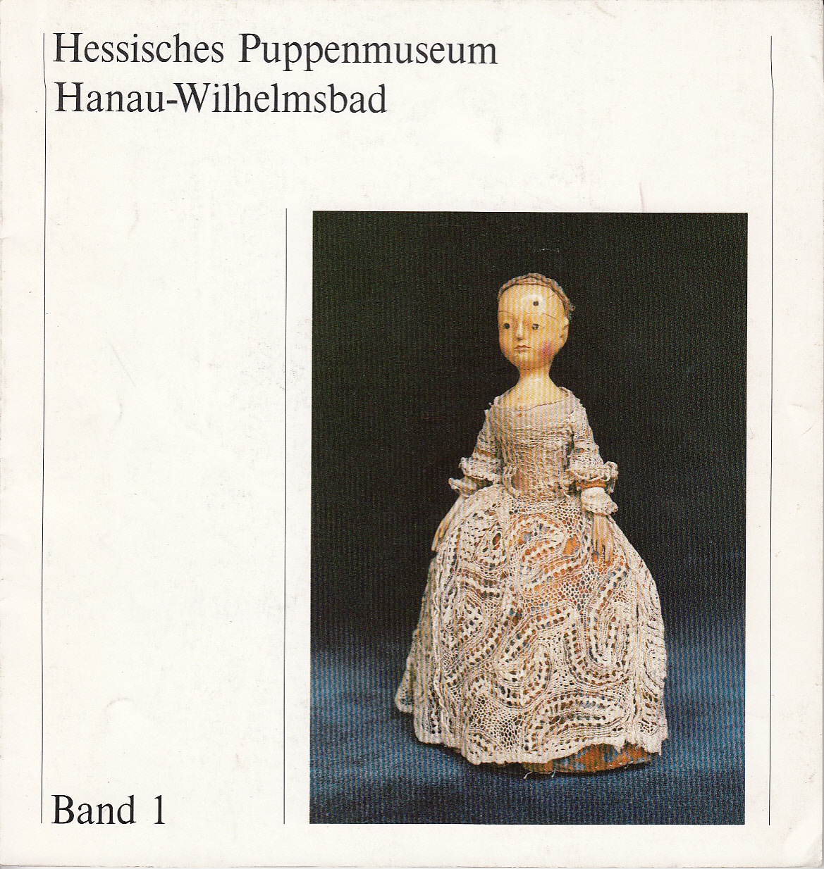 Hessisches Puppenmuseum Hanau-Wilhelmsbad : Zur Eröffnung (Városi Képtár - Hetedhét Játékmúzeum, Székesfehérvár CC BY-NC-SA)