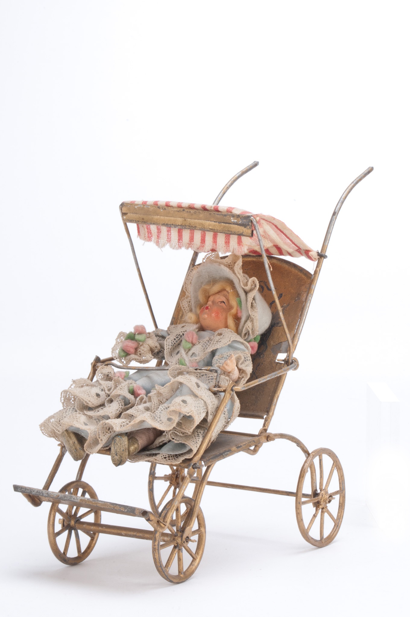 Babakocsi babával (Szent István Király Múzeum - Hetedhét Játékmúzeum, Székesfehérvár CC BY-NC-SA)