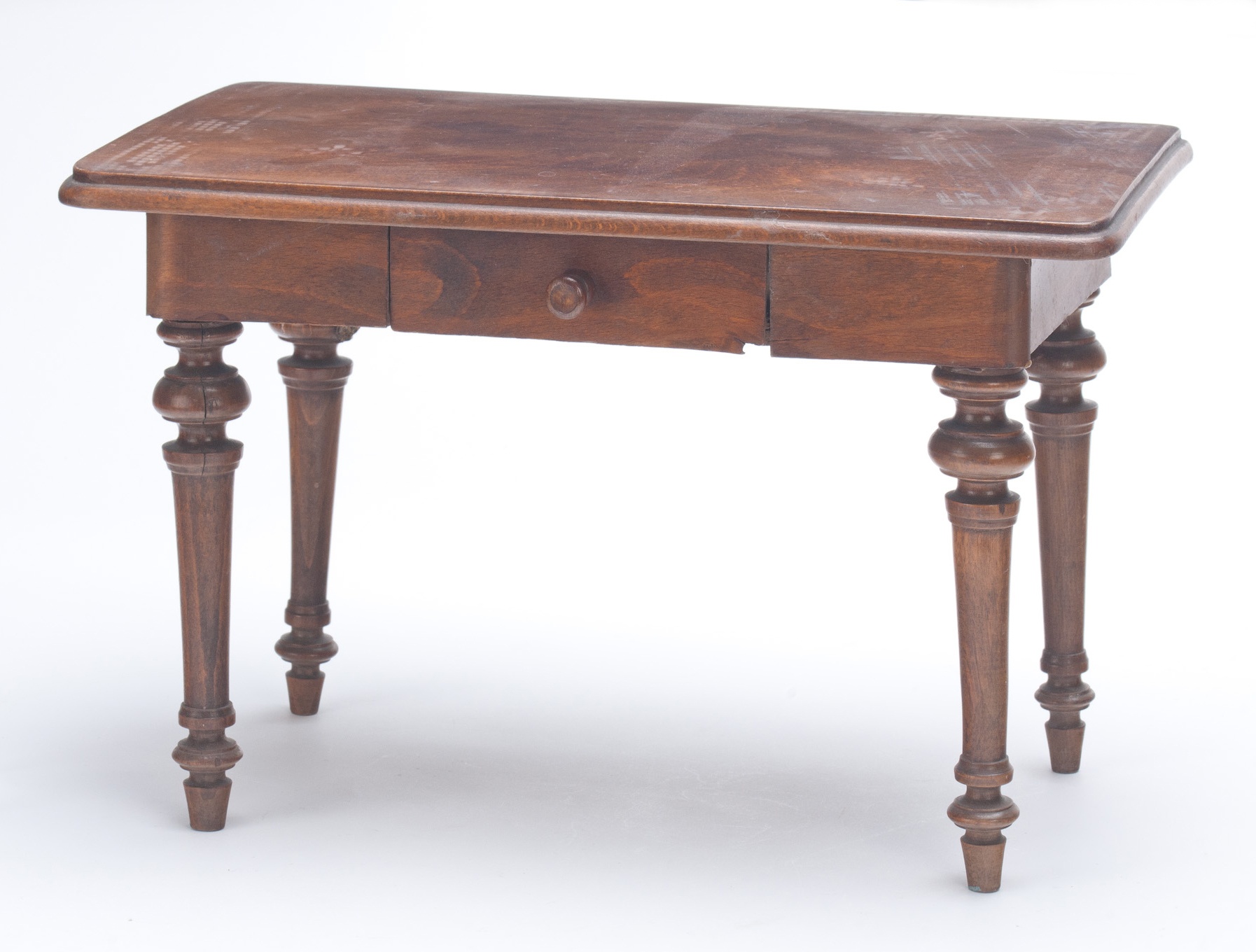 Asztal (Szent István Király Múzeum - Hetedhét Játékmúzeum, Székesfehérvár CC BY-NC-SA)