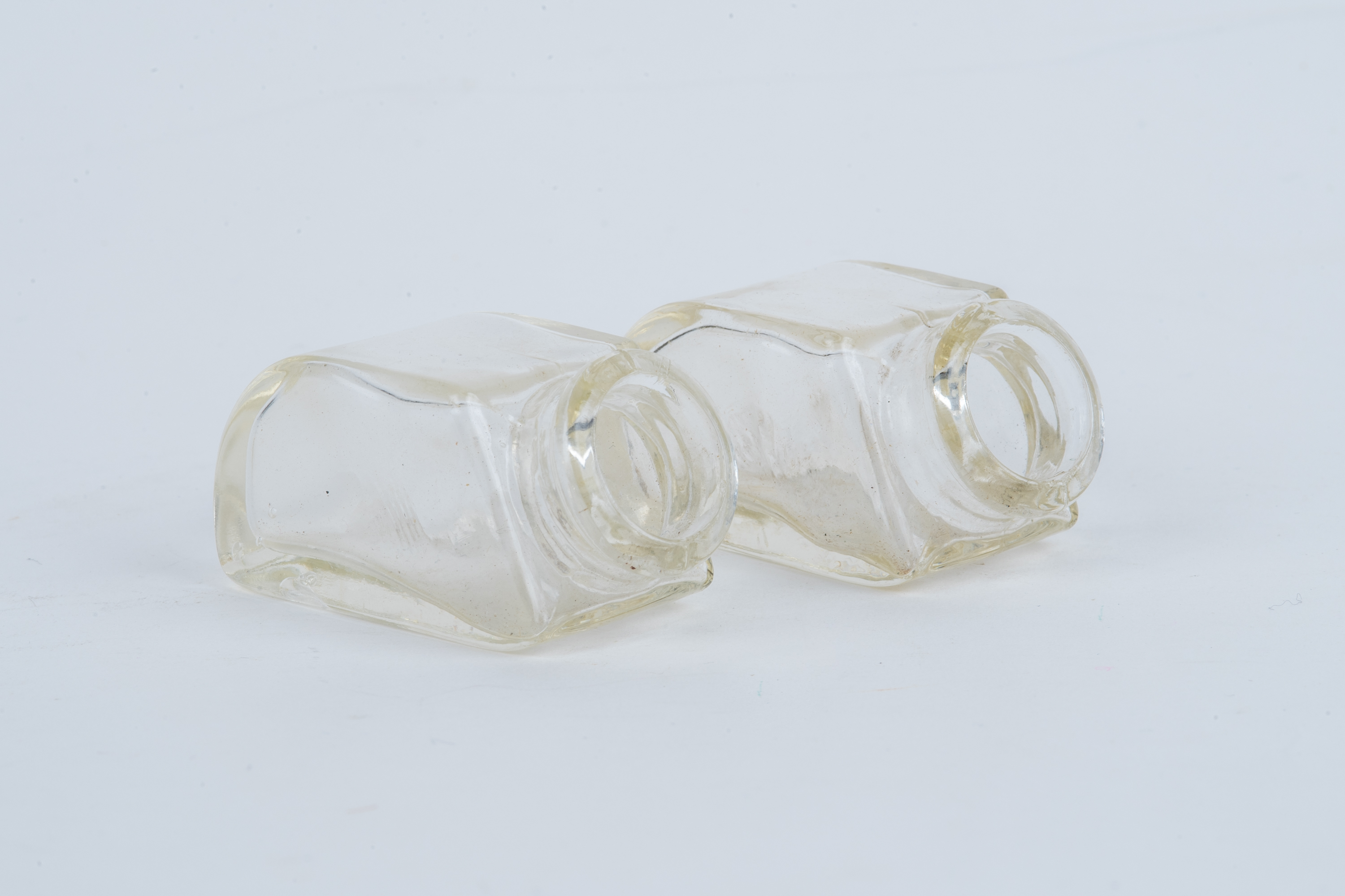 Babapatika berendezése - üveg tárolóedény (Szent István Király Múzeum - Hetedhét Játékmúzeum, Székesfehérvár CC BY-NC-SA)