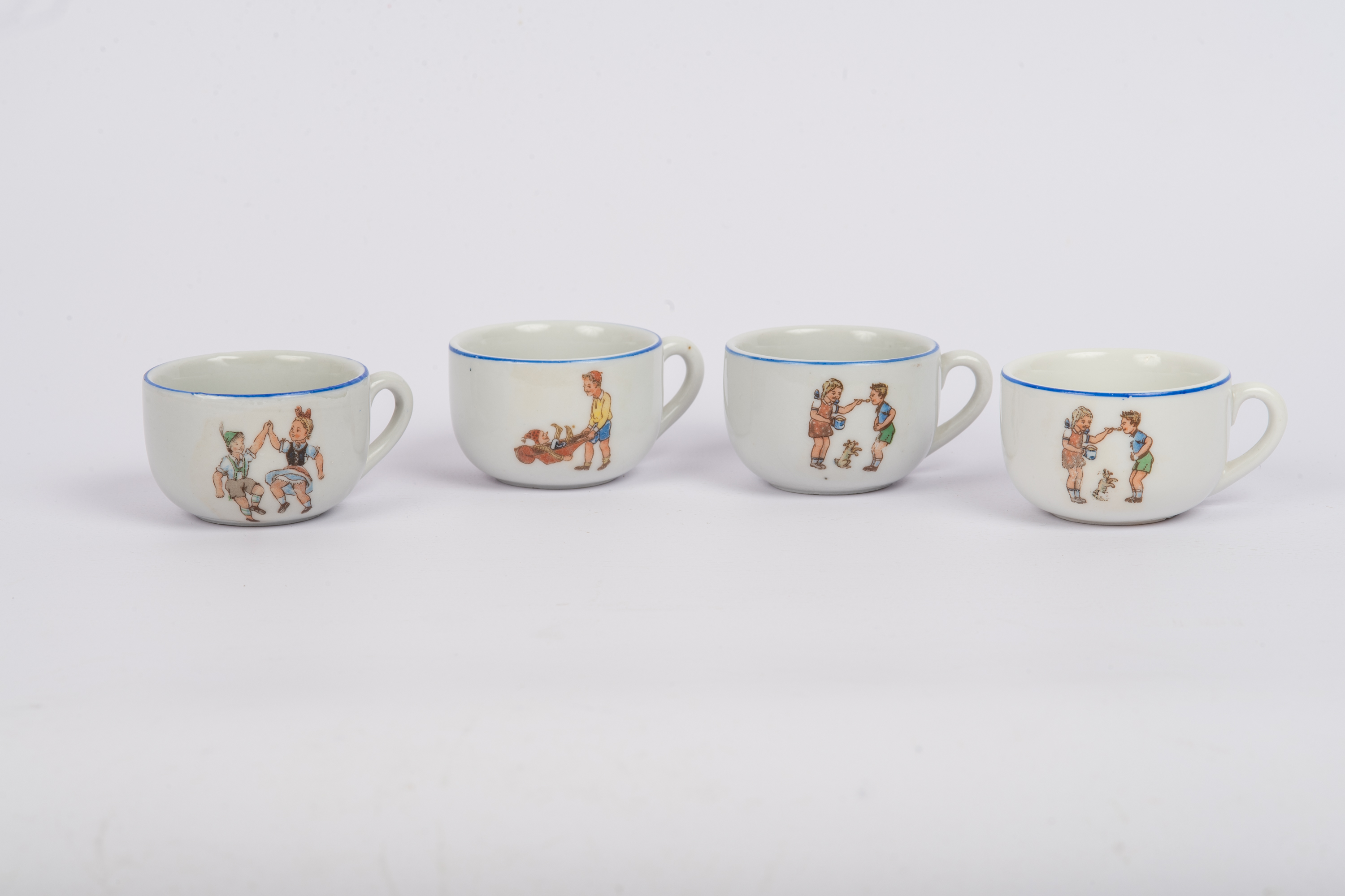 Csésze - teáskészlet darabja (Szent István Király Múzeum - Hetedhét Játékmúzeum, Székesfehérvár CC BY-NC-SA)