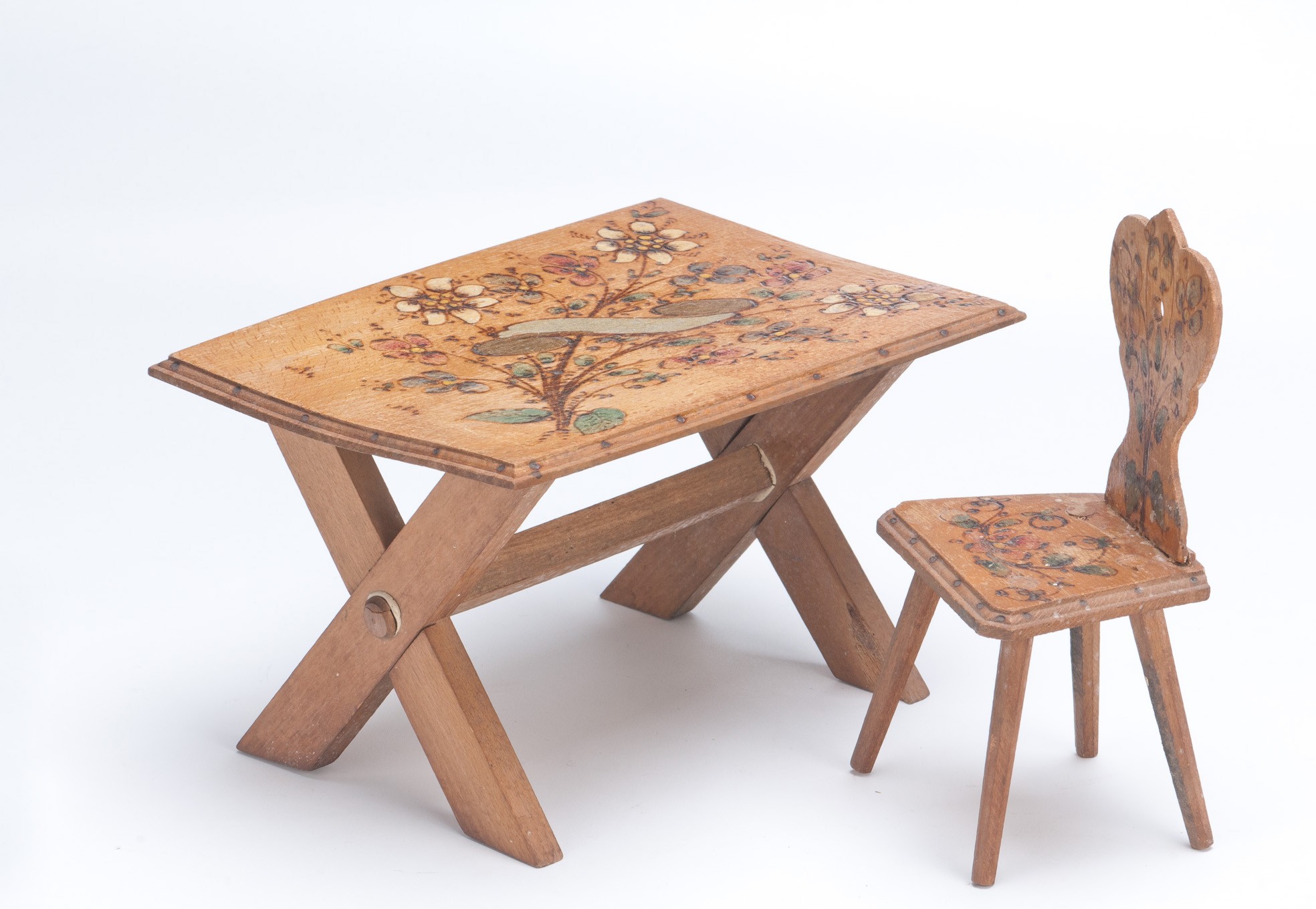 Asztal (Szent István Király Múzeum - Hetedhét Játékmúzeum, Székesfehérvár CC BY-NC-SA)