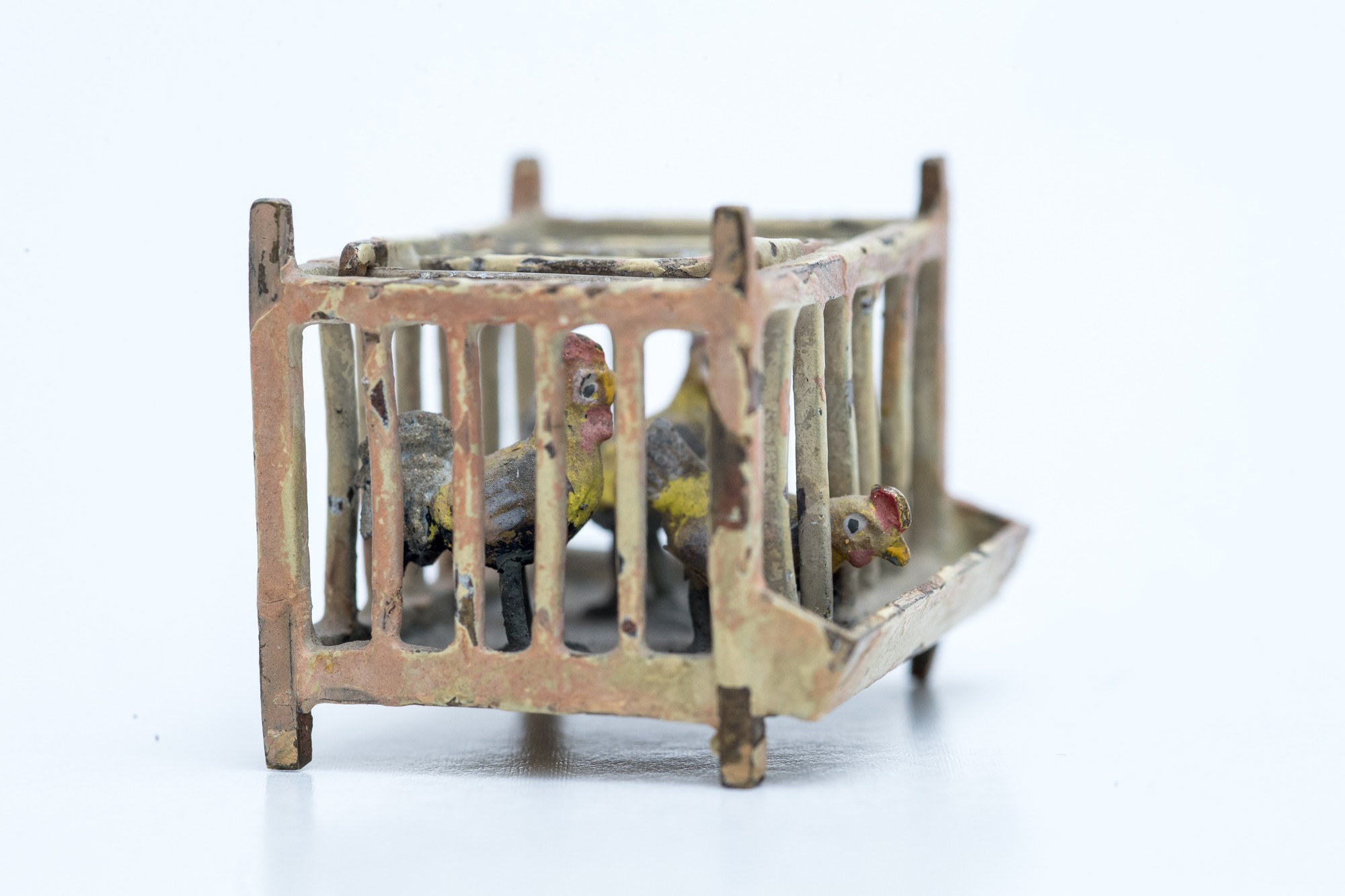 Bronz figura - kalitka kakassal és tyúkokkal (Szent István Király Múzeum - Hetedhét Játékmúzeum, Székesfehérvár CC BY-NC-SA)