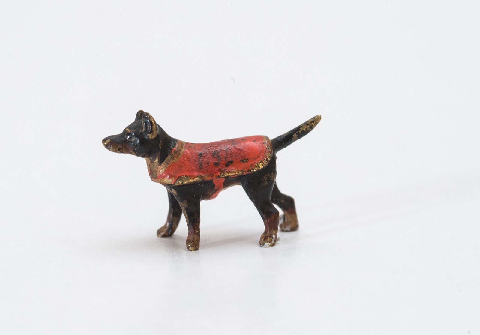 Bronz figura - kutya piros takaróval (Szent István Király Múzeum - Hetedhét Játékmúzeum, Székesfehérvár CC BY-NC-SA)