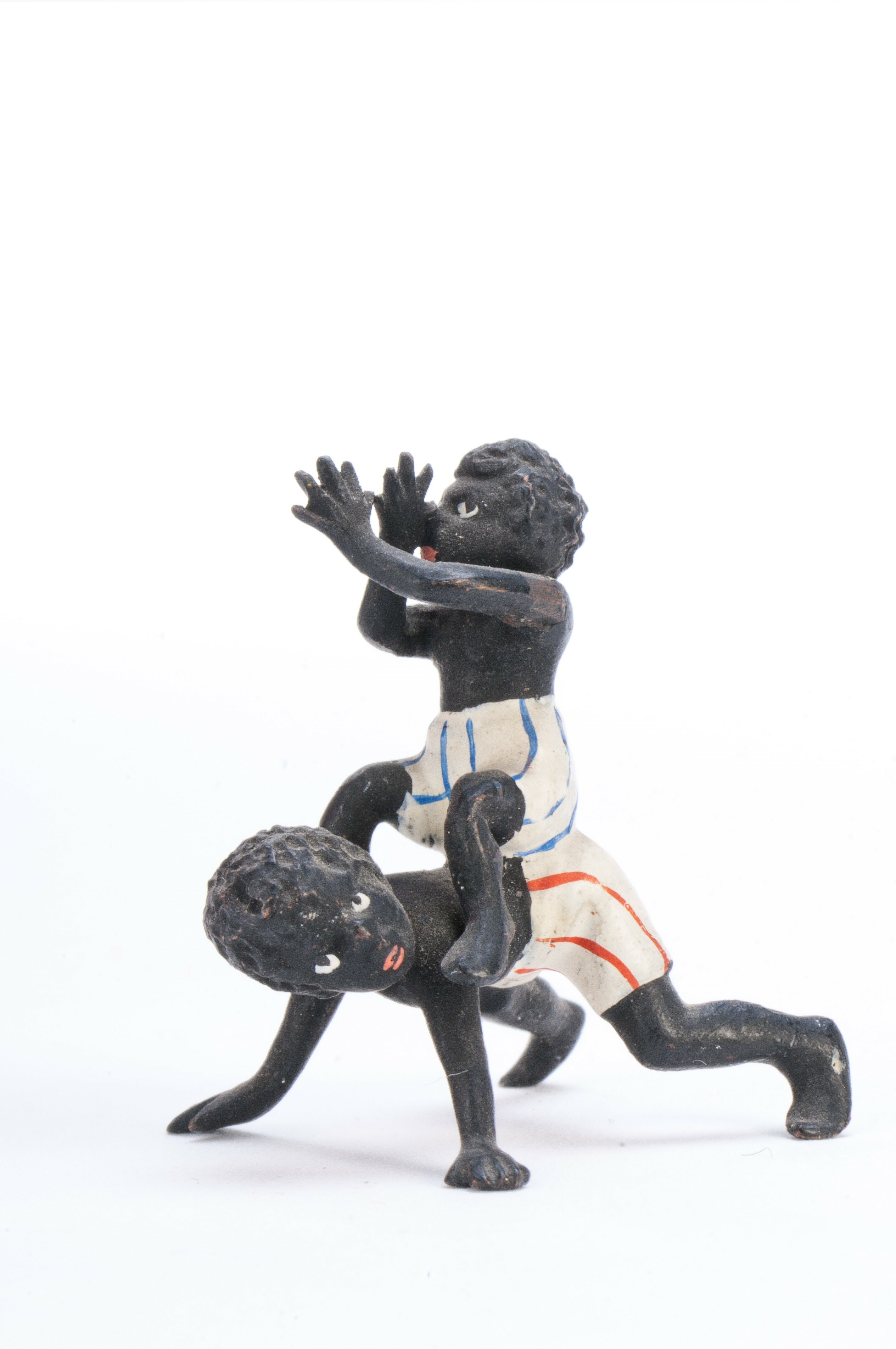 Bronz figura - két játszó afrikai gyermek (Szent István Király Múzeum - Hetedhét Játékmúzeum, Székesfehérvár CC BY-NC-SA)