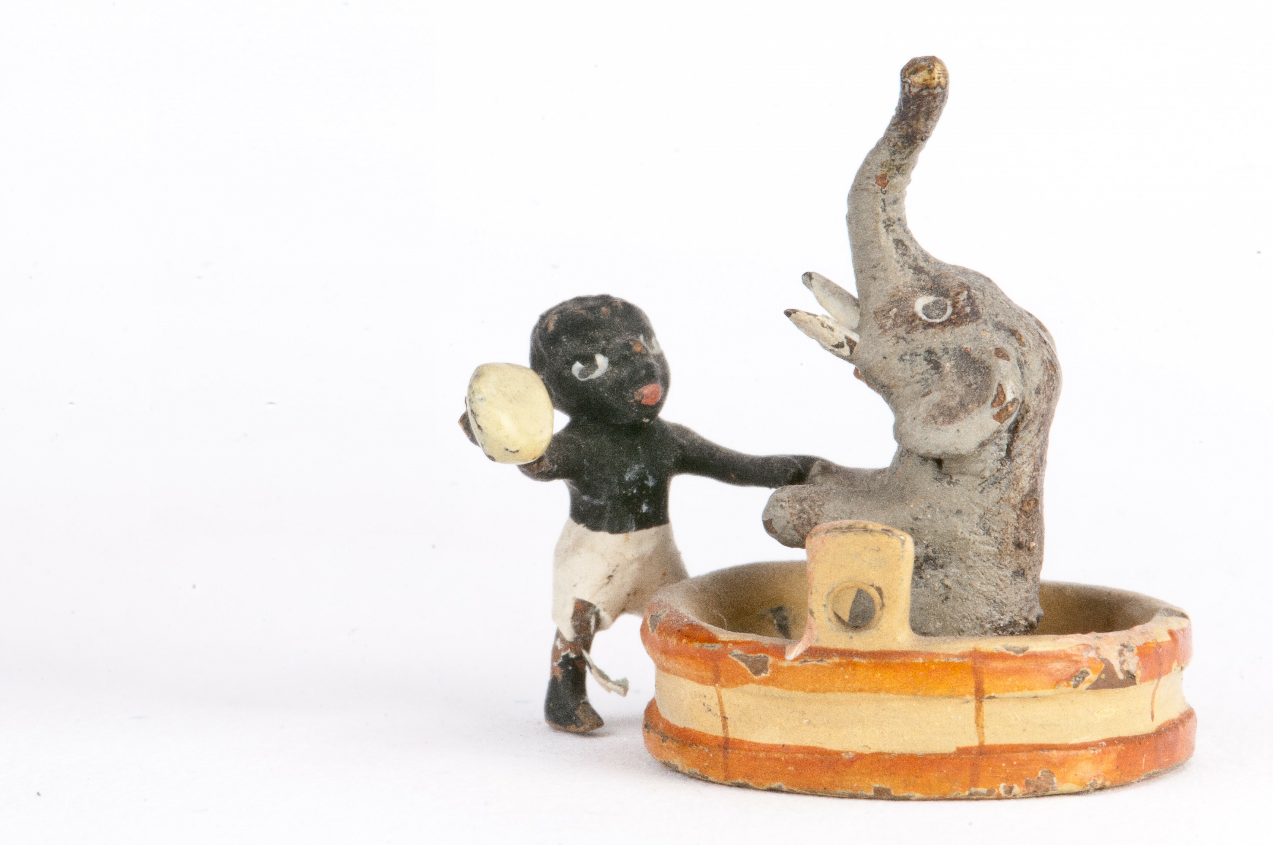 Bronz figura - elefántot mosdató afrikai gyermek (Szent István Király Múzeum - Hetedhét Játékmúzeum, Székesfehérvár CC BY-NC-SA)