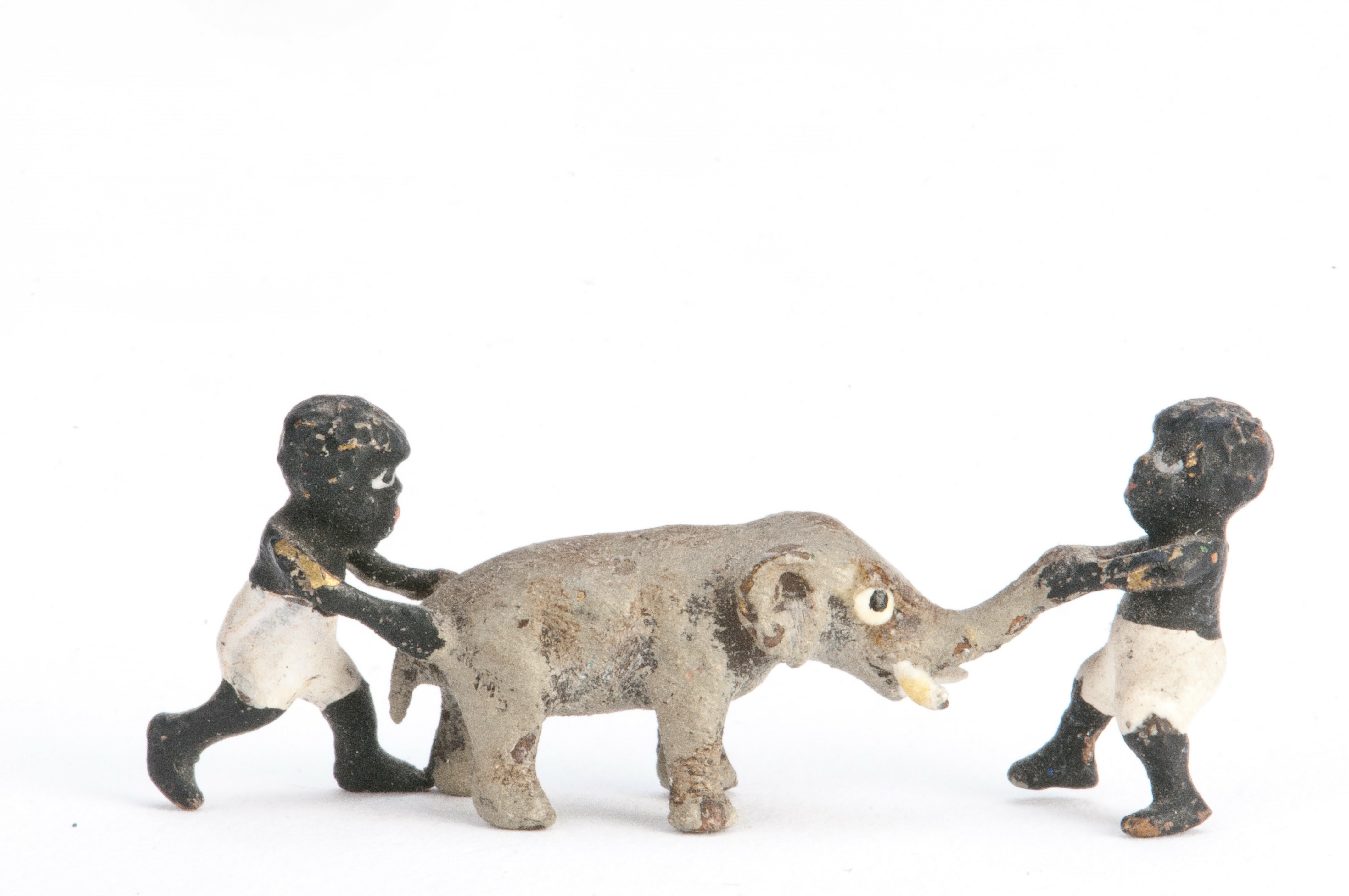 Bronz figura - elefánttal játszó afrikai gyerekek (Szent István Király Múzeum - Hetedhét Játékmúzeum, Székesfehérvár CC BY-NC-SA)