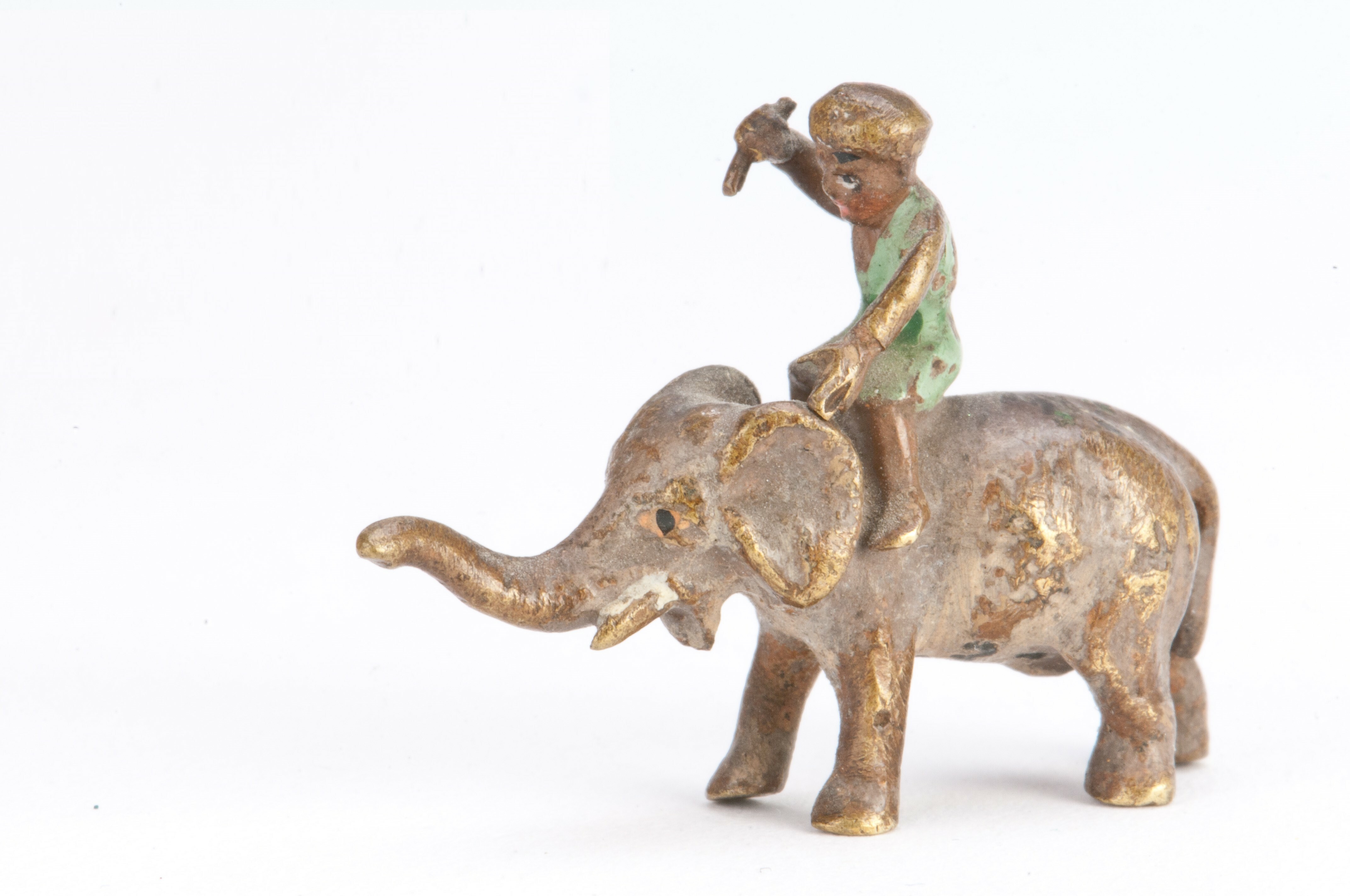 Bronz figura - elefánton lovagoló afrikai pásztor (Szent István Király Múzeum - Hetedhét Játékmúzeum, Székesfehérvár CC BY-NC-SA)