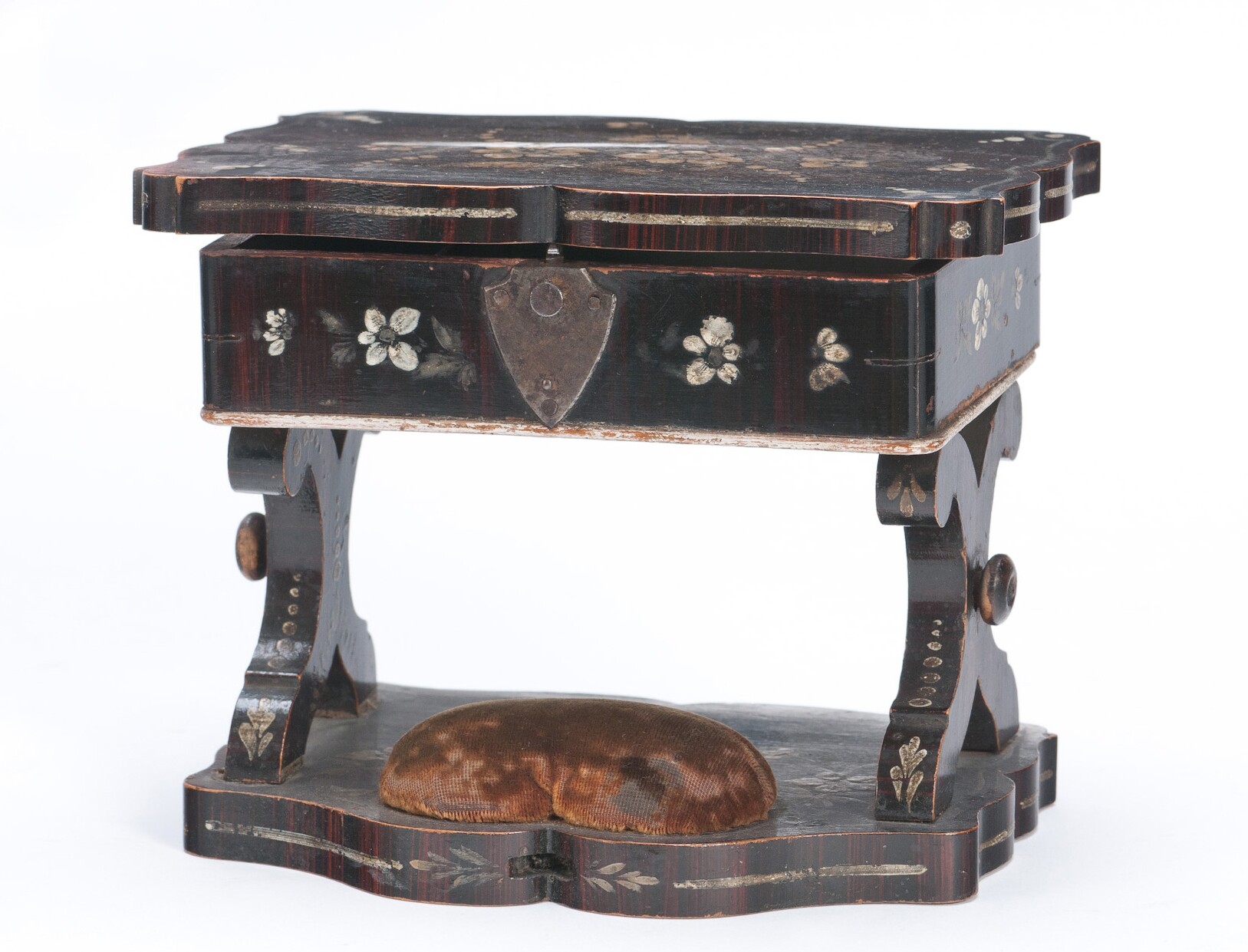 Fésülködő asztal (Szent István Király Múzeum - Hetedhét Játékmúzeum, Székesfehérvár CC BY-NC-SA)