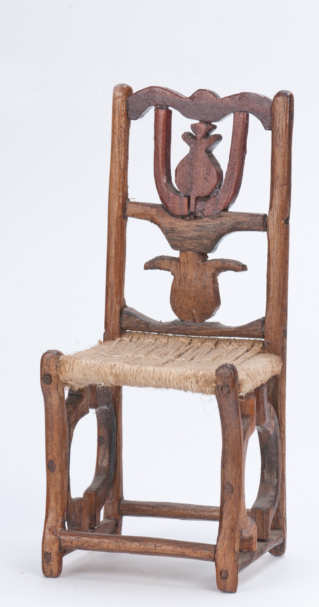 Támlás szék (Szent István Király Múzeum - Hetedhét Játékmúzeum, Székesfehérvár CC BY-NC-SA)