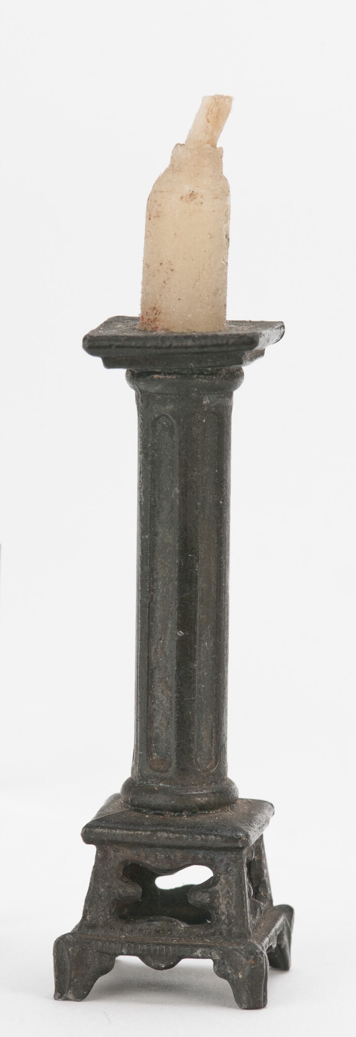 Gyertyatartó gyertyával (Szent István Király Múzeum - Hetedhét Játékmúzeum, Székesfehérvár CC BY-NC-SA)