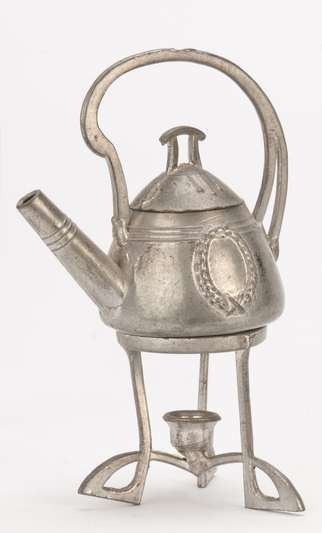 Teaüst kannával (Szent István Király Múzeum - Hetedhét Játékmúzeum, Székesfehérvár CC BY-NC-SA)
