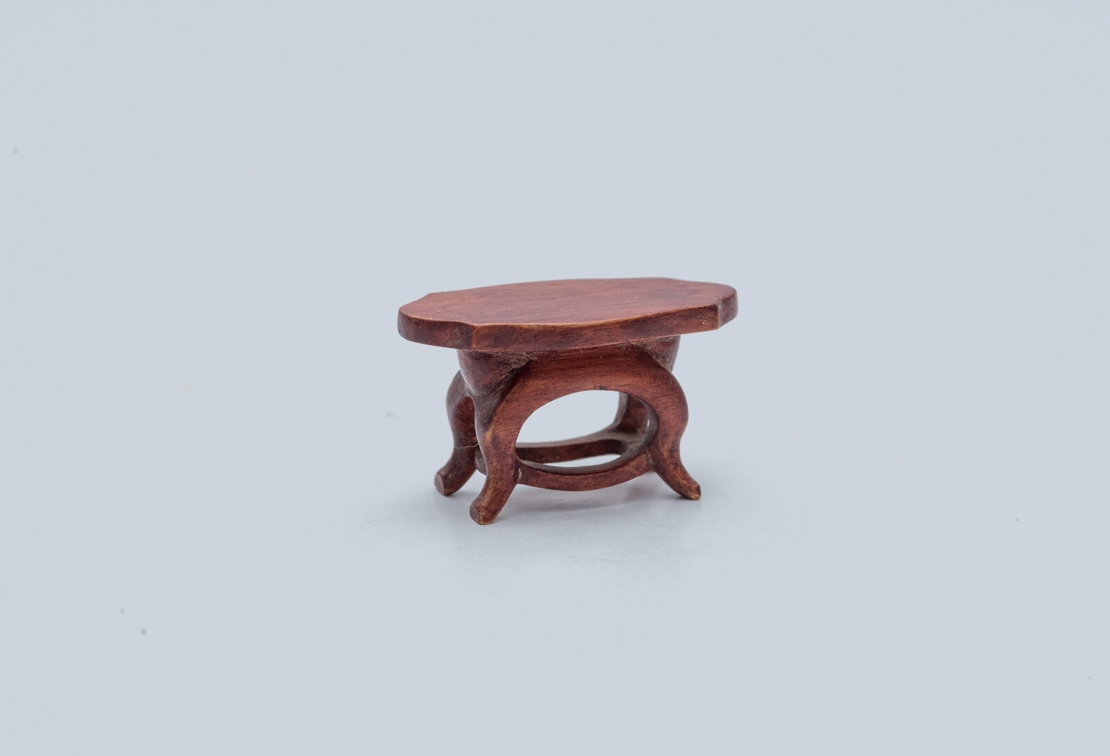 Asztal - ülőgarnitúra része, babaszoba tartozék (Szent István Király Múzeum - Hetedhét Játékmúzeum, Székesfehérvár CC BY-NC-SA)